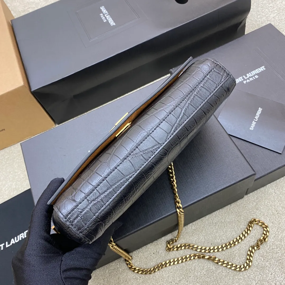 Black crocodile velvet double-sided/gold (small size) 🌈New size small 22CM arrived! 𝐊𝐚𝐭𝐞_Reversible suede & plain leather, buying one bag is equivalent to owning two bags, a great deal_Eternal classic kate, no need to worry about it becoming outdated, a style that can be used all year round, use plain leather in spring and summer, and use suede in autumn and winter! The chain can be removed! 20230780 Model: 712250 [original leather] Size: 22x14.5x6cm