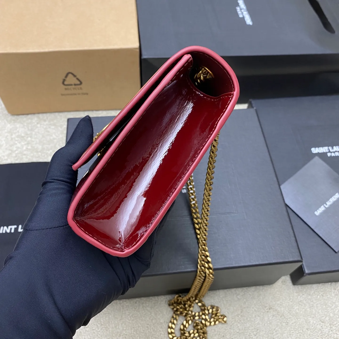 💰1300 Burgundy Patent Leather/Antique Gold 🌈YSL KATE Patent Leather Glossy The most classic style and the most practical size. The core design of this series is the Y logo. Mr. Yves Saint Laurent invited poster artist Cassandre to design it. The three letters are superimposed on each other, which is simple and avant-garde. Definitely a timeless classic! No Y family tassel bag dares to say that they are fashionable👍20250650 Model: 377629 [original leather] Size: 20x12.5x5cm