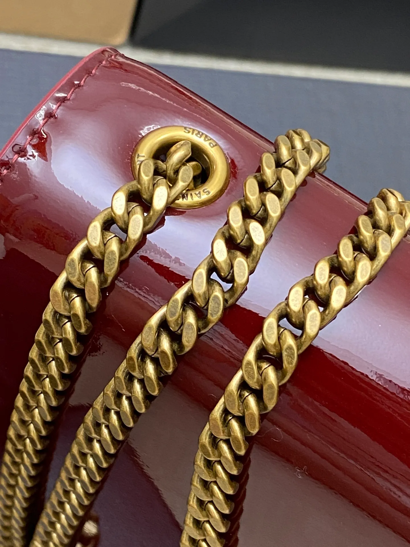 💰1300 Burgundy Patent Leather/Antique Gold 🌈YSL KATE Patent Leather Glossy The most classic style and the most practical size. The core design of this series is the Y logo. Mr. Yves Saint Laurent invited poster artist Cassandre to design it. The three letters are superimposed on each other, which is simple and avant-garde. Definitely a timeless classic! No Y family tassel bag dares to say that they are fashionable👍20250650 Model: 377629 [original leather] Size: 20x12.5x5cm