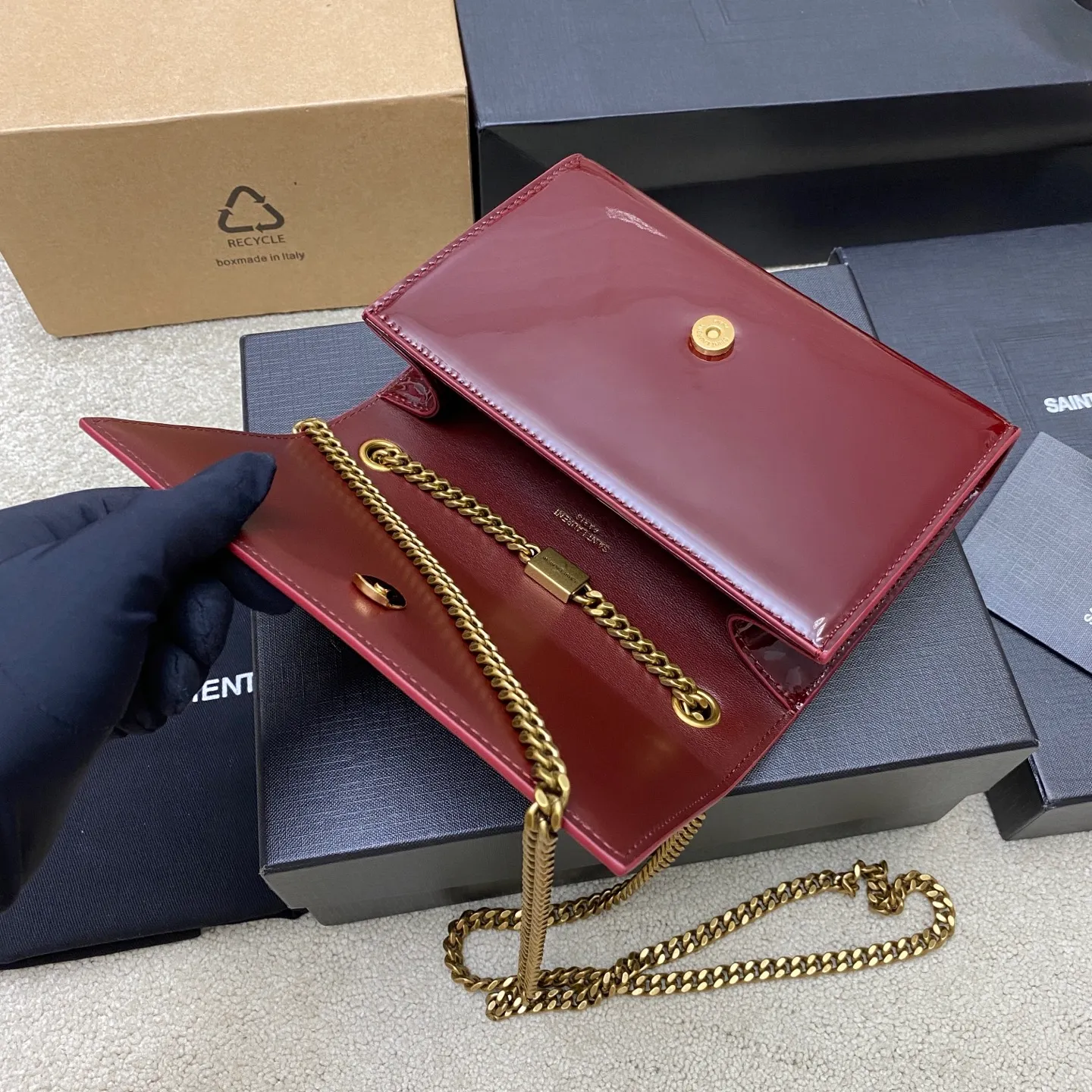 💰1300 Burgundy Patent Leather/Antique Gold 🌈YSL KATE Patent Leather Glossy The most classic style and the most practical size. The core design of this series is the Y logo. Mr. Yves Saint Laurent invited poster artist Cassandre to design it. The three letters are superimposed on each other, which is simple and avant-garde. Definitely a timeless classic! No Y family tassel bag dares to say that they are fashionable👍20250650 Model: 377629 [original leather] Size: 20x12.5x5cm