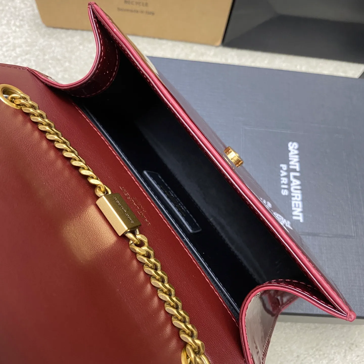 💰1300 Burgundy Patent Leather/Antique Gold 🌈YSL KATE Patent Leather Glossy The most classic style and the most practical size. The core design of this series is the Y logo. Mr. Yves Saint Laurent invited poster artist Cassandre to design it. The three letters are superimposed on each other, which is simple and avant-garde. Definitely a timeless classic! No Y family tassel bag dares to say that they are fashionable👍20250650 Model: 377629 [original leather] Size: 20x12.5x5cm