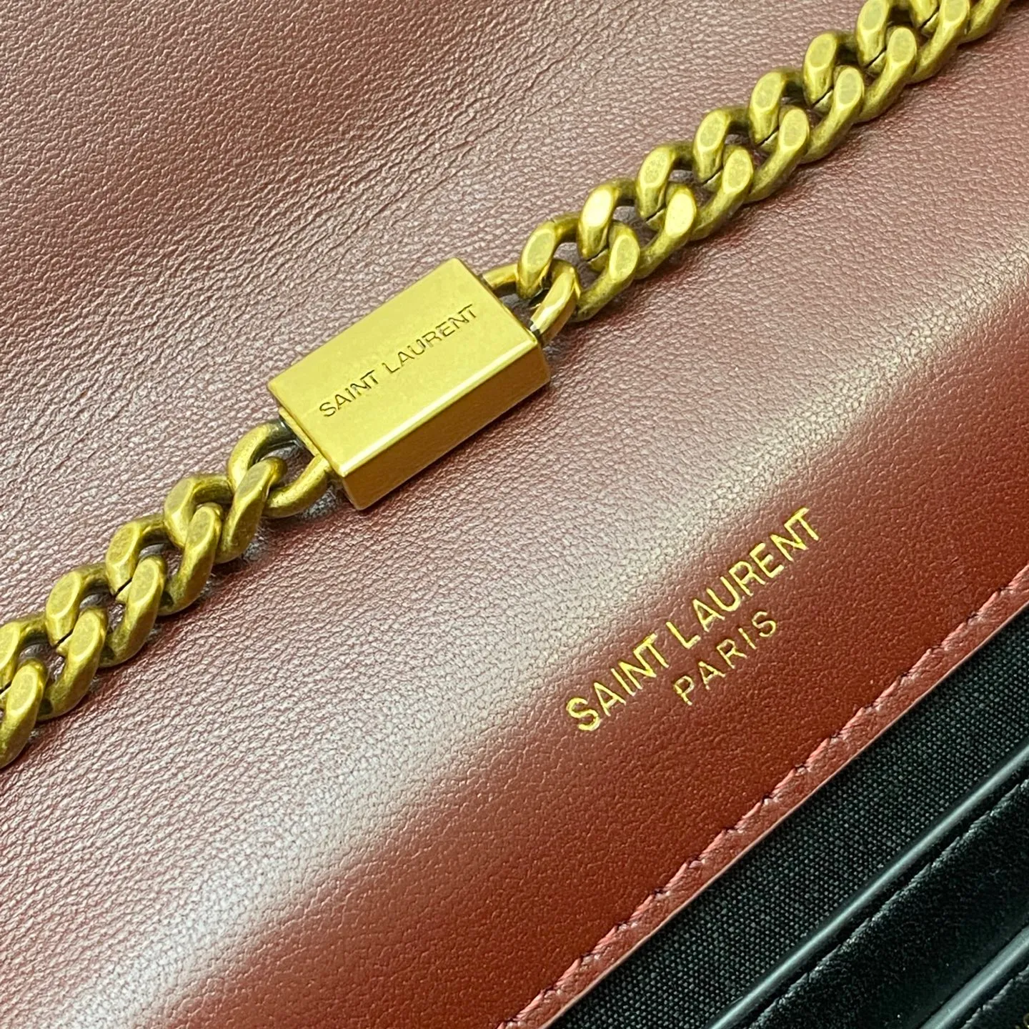 💰1300 Burgundy Patent Leather/Antique Gold 🌈YSL KATE Patent Leather Glossy The most classic style and the most practical size. The core design of this series is the Y logo. Mr. Yves Saint Laurent invited poster artist Cassandre to design it. The three letters are superimposed on each other, which is simple and avant-garde. Definitely a timeless classic! No Y family tassel bag dares to say that they are fashionable👍20250650 Model: 377629 [original leather] Size: 20x12.5x5cm