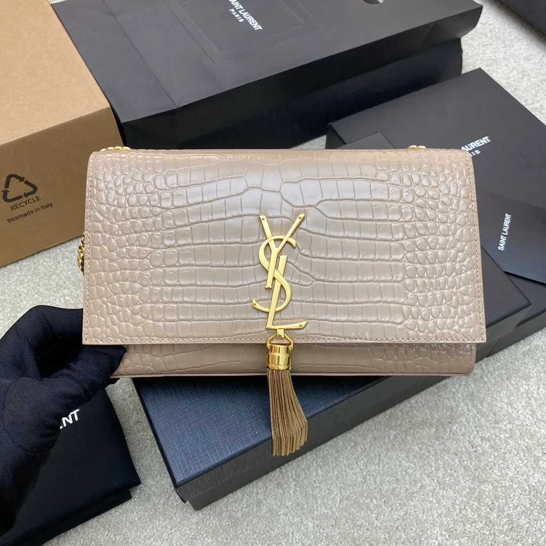 💰1300 Milk tea crocodile pattern/silver buckle 🌈Y’s most classic style Kate crocodile pattern chain crossbody bag! A versatile style that is a must-have in every girl’s wardrobe! High-quality original crocodile embossed cowhide, wear-resistant and scratch-resistant, no need to take special care of it💫Believe me, kate is definitely an eternal classic. No Y family tassel bag would dare to call itself fashionable👍20210650 Model: 377829 [original leather] Size: 24*14.5*5.5cm