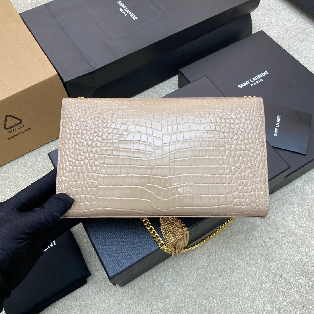 💰1300 Milk tea crocodile pattern/silver buckle 🌈Y’s most classic style Kate crocodile pattern chain crossbody bag! A versatile style that is a must-have in every girl’s wardrobe! High-quality original crocodile embossed cowhide, wear-resistant and scratch-resistant, no need to take special care of it💫Believe me, kate is definitely an eternal classic. No Y family tassel bag would dare to call itself fashionable👍20210650 Model: 377829 [original leather] Size: 24*14.5*5.5cm