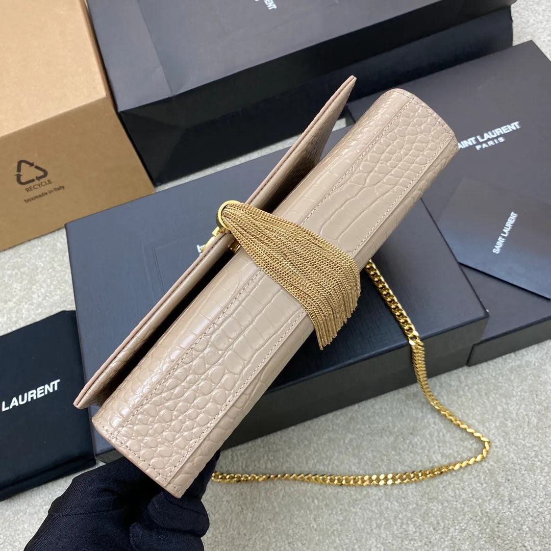 💰1300 Milk tea crocodile pattern/silver buckle 🌈Y’s most classic style Kate crocodile pattern chain crossbody bag! A versatile style that is a must-have in every girl’s wardrobe! High-quality original crocodile embossed cowhide, wear-resistant and scratch-resistant, no need to take special care of it💫Believe me, kate is definitely an eternal classic. No Y family tassel bag would dare to call itself fashionable👍20210650 Model: 377829 [original leather] Size: 24*14.5*5.5cm
