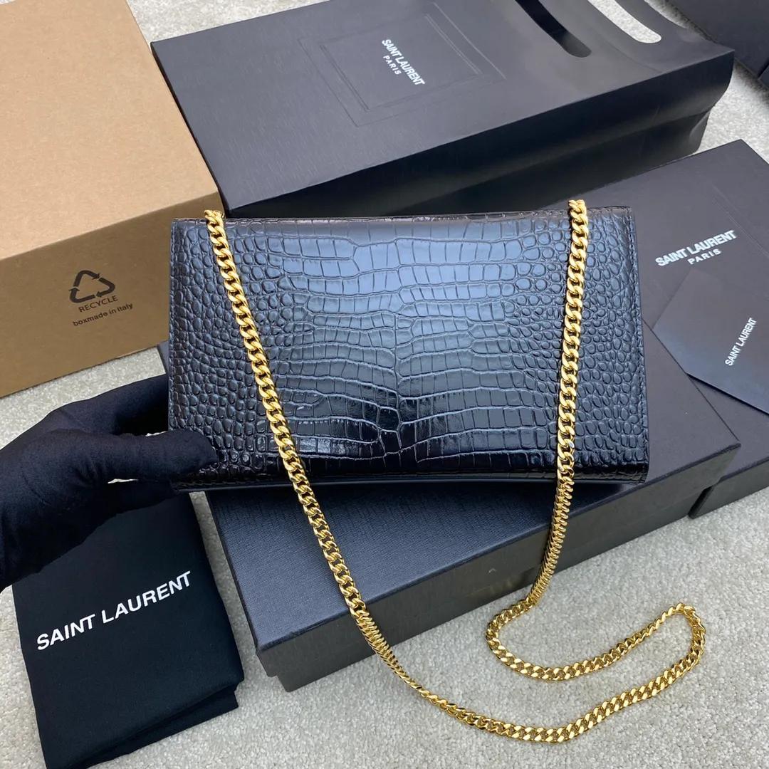 💰1260 Black Crocodile/Gold 🌈Y’s most classic style Kate chain crossbody bag! A versatile style that is a must-have in every girl’s wardrobe! High-quality original South African cowhide, wear-resistant and scratch-resistant, no need to take special care of it💫Believe me, kate is definitely an eternal classic. No one would dare to say they are fashionable without a Y family tassel bag👍20210630 Model: 354021 [original leather] Size: 24*14.5*5.5cm