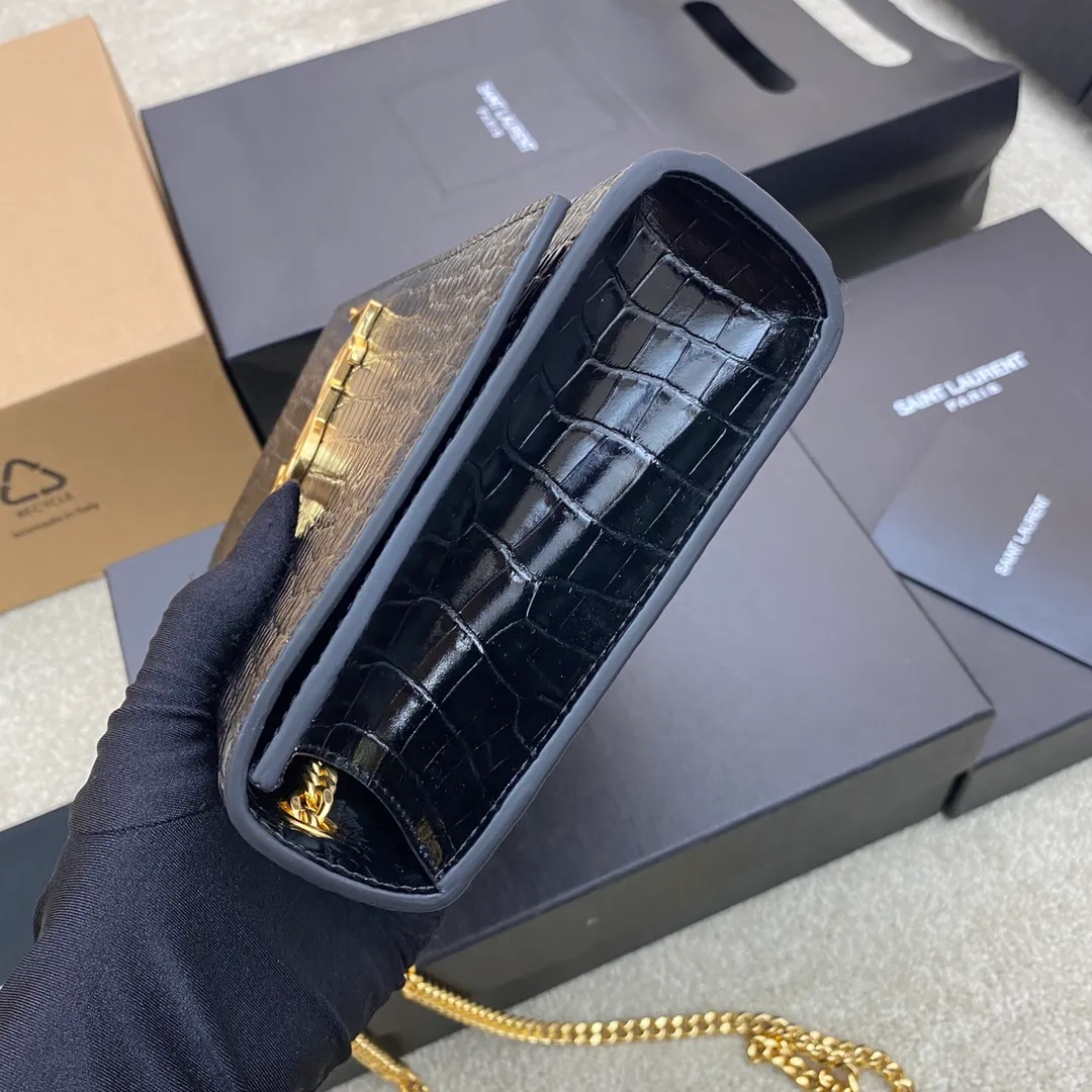 💰1260 Black Crocodile/Gold 🌈Y’s most classic style Kate chain crossbody bag! A versatile style that is a must-have in every girl’s wardrobe! High-quality original South African cowhide, wear-resistant and scratch-resistant, no need to take special care of it💫Believe me, kate is definitely an eternal classic. No one would dare to say they are fashionable without a Y family tassel bag👍20210630 Model: 354021 [original leather] Size: 24*14.5*5.5cm