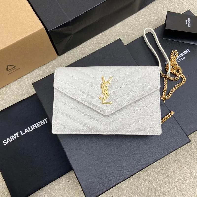 White ball-grained leather/gold hardware 🌈woc small envelope bag original leather version👍 Speaking of envelope bags, this one from the Y family must have a name! The entire bag is made of original caviar cowhide, with a three-dimensional shape and a comfortable feel! The detachable shoulder strap design enriches the versatility of the bag. The shoulder strap can be removed and used directly as a handbag & evening bag. It has multiple built-in card slots, which is extremely practical. You can bring your mobile phone and cards with you when you go out, and it can take you around the world easily‼ ️20210550 Model: 441974 [original leather] Size: 19*11.5*4cm