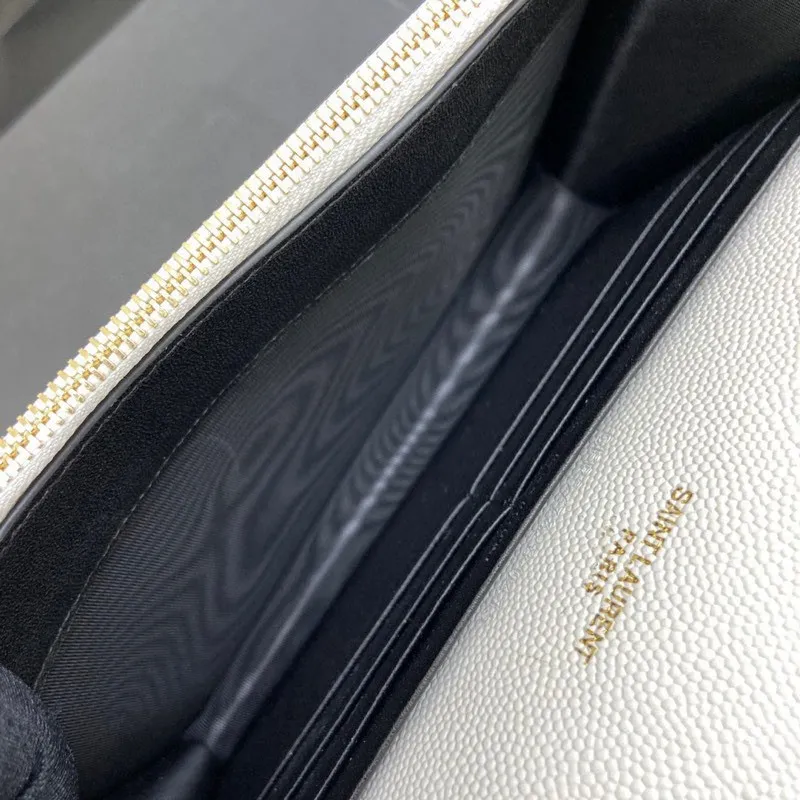 White ball-grained leather/gold hardware 🌈woc small envelope bag original leather version👍 Speaking of envelope bags, this one from the Y family must have a name! The entire bag is made of original caviar cowhide, with a three-dimensional shape and a comfortable feel! The detachable shoulder strap design enriches the versatility of the bag. The shoulder strap can be removed and used directly as a handbag & evening bag. It has multiple built-in card slots, which is extremely practical. You can bring your mobile phone and cards with you when you go out, and it can take you around the world easily‼ ️20210550 Model: 441974 [original leather] Size: 19*11.5*4cm