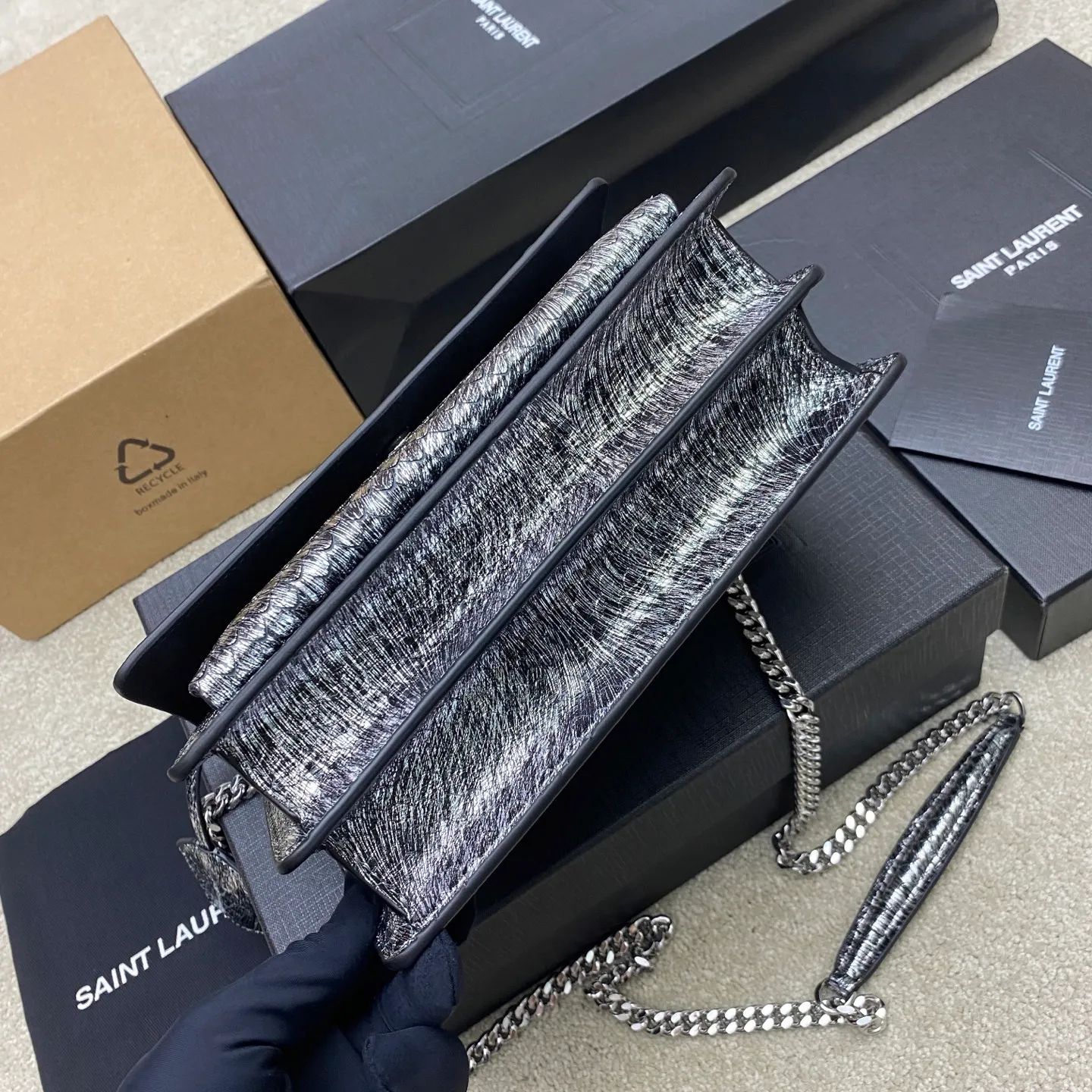 💰1640 Silver Snake Pattern Sheepskin/Silver 🌈Sunset Snake Pattern Model The sheepskin has a snakeskin effect, the scales are a little raised, it is very fragile, please take care of it carefully. Originally made of cowhide, it would be more durable, but the result is not as good as sheepskin, and the genuine product is also sheepskin. Limited edition in designated areas of the counter 👍20250820 Model: 441971 [original leather] Size: 22x16x9cm