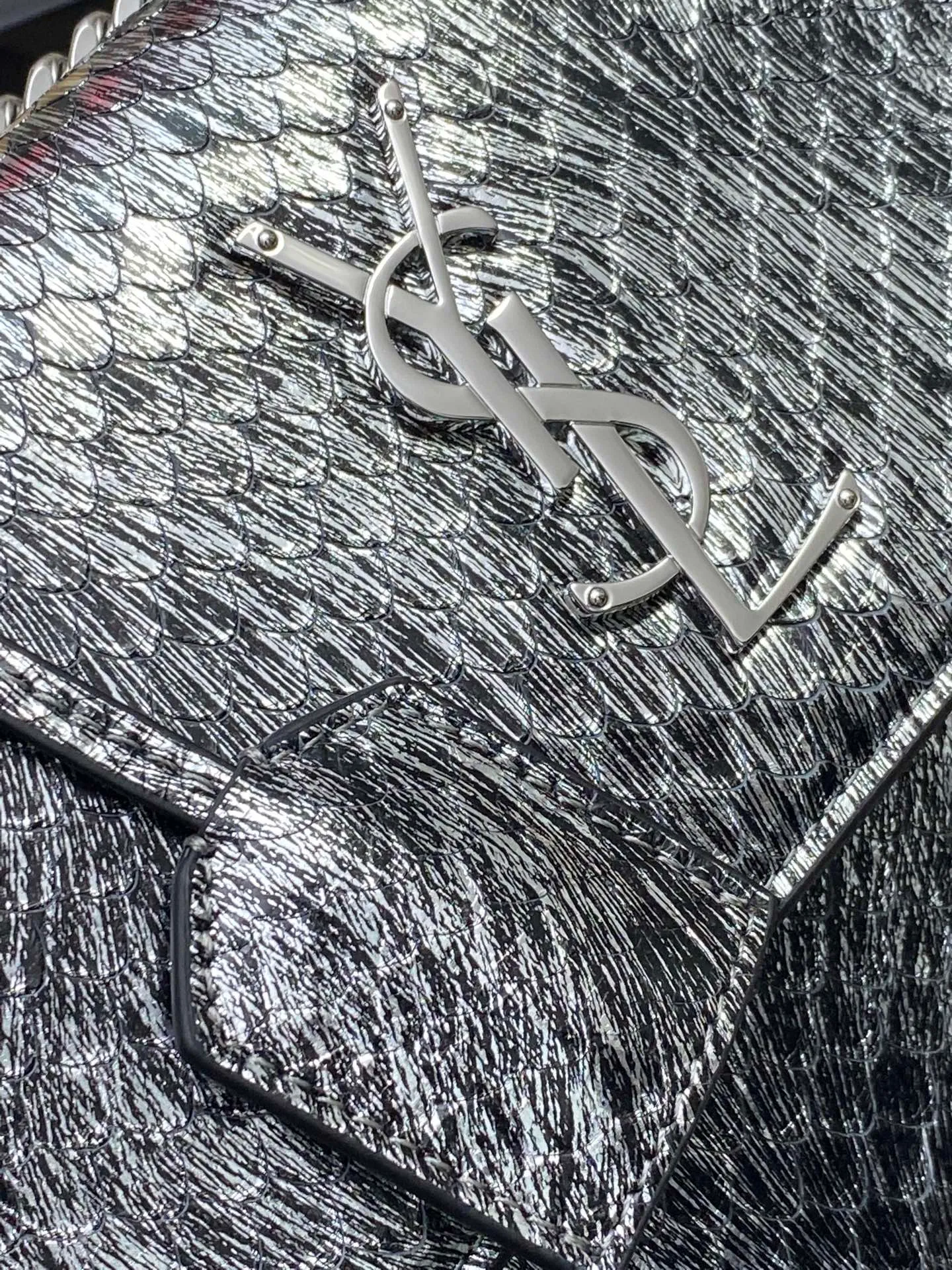 💰1640 Silver Snake Pattern Sheepskin/Silver 🌈Sunset Snake Pattern Model The sheepskin has a snakeskin effect, the scales are a little raised, it is very fragile, please take care of it carefully. Originally made of cowhide, it would be more durable, but the result is not as good as sheepskin, and the genuine product is also sheepskin. Limited edition in designated areas of the counter 👍20250820 Model: 441971 [original leather] Size: 22x16x9cm