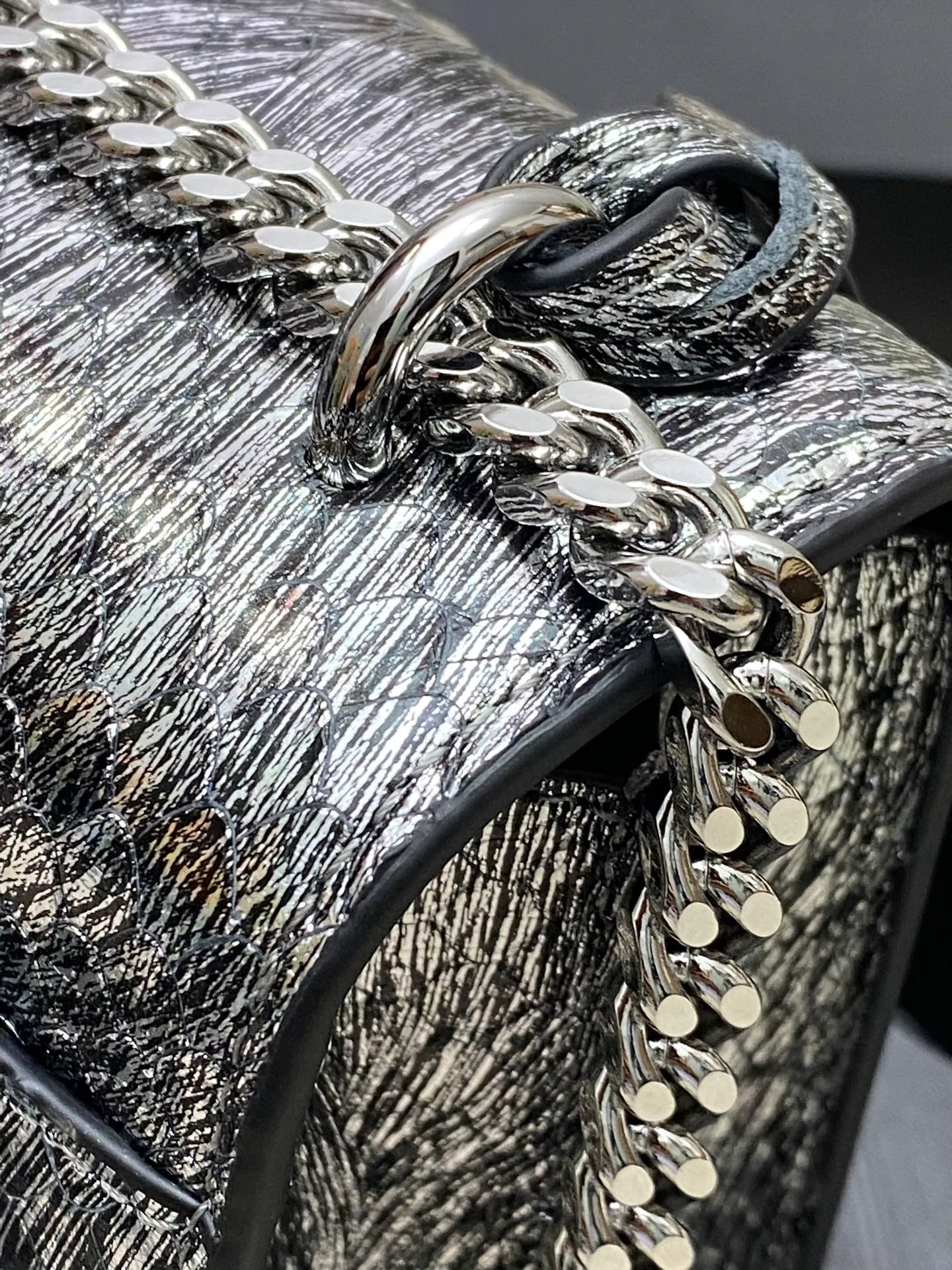💰1640 Silver Snake Pattern Sheepskin/Silver 🌈Sunset Snake Pattern Model The sheepskin has a snakeskin effect, the scales are a little raised, it is very fragile, please take care of it carefully. Originally made of cowhide, it would be more durable, but the result is not as good as sheepskin, and the genuine product is also sheepskin. Limited edition in designated areas of the counter 👍20250820 Model: 441971 [original leather] Size: 22x16x9cm