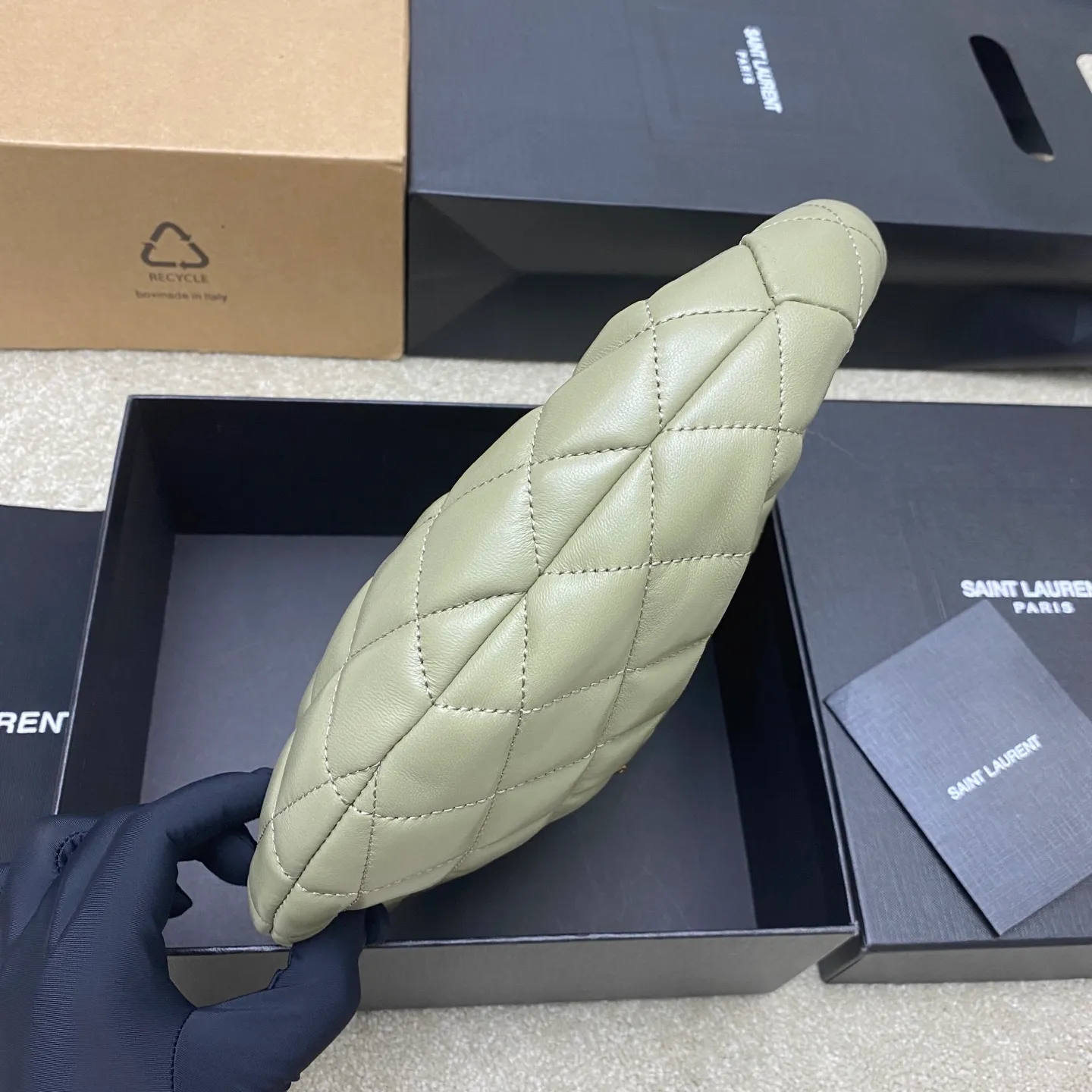Moss Green Sheepskin/Gold 🌈ICARE baby Napa Sheepskin Handbag The much-anticipated croissant-shaped bag 🥐 makes its debut, embellished with the iconic metal logo, perfectly combining retro and modern feel, making it one of the most anticipated It Bags this season. Whether it's for daily outings or night parties, this bag can be easily carried! 20250750 Model: 851689 [original leather] Size: 17cm×18×4cm