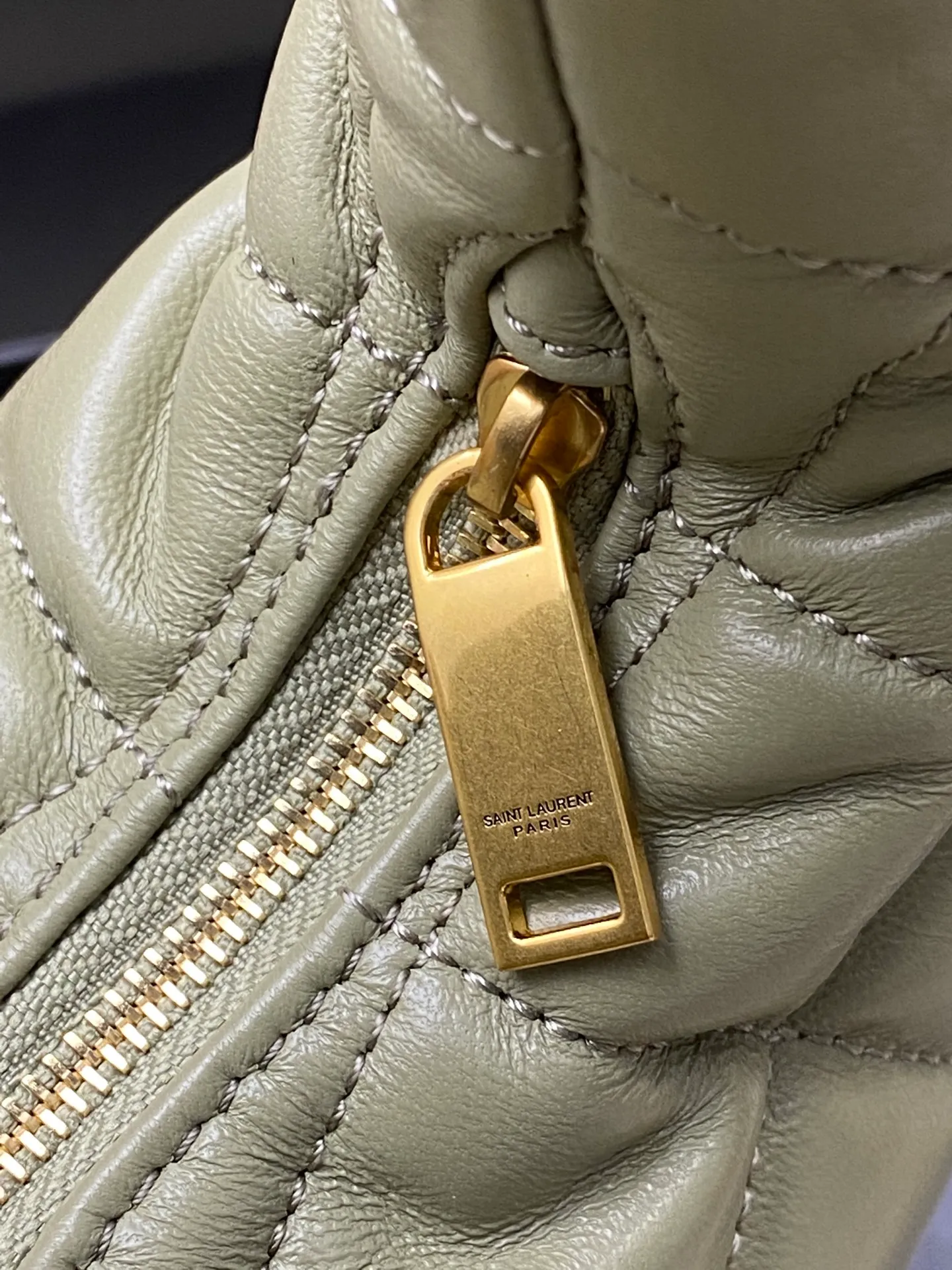 Moss Green Sheepskin/Gold 🌈ICARE baby Napa Sheepskin Handbag The much-anticipated croissant-shaped bag 🥐 makes its debut, embellished with the iconic metal logo, perfectly combining retro and modern feel, making it one of the most anticipated It Bags this season. Whether it's for daily outings or night parties, this bag can be easily carried! 20250750 Model: 851689 [original leather] Size: 17cm×18×4cm