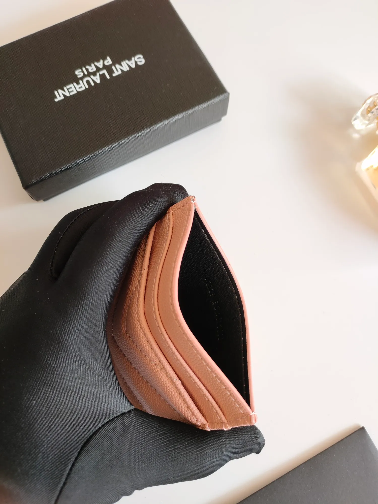 💰90 Yves Saint Laurent new product shipped👉Genuine pickup bag, cowhide ball pattern🎀Sheep pattern microfiber lining, jacquard stitching genuine leather credit card holder, metal interlocking YSL logo original single-pair hardware, replica details😋Style number: 423291😎Dimensions: 10.5×7.5×0.5cm