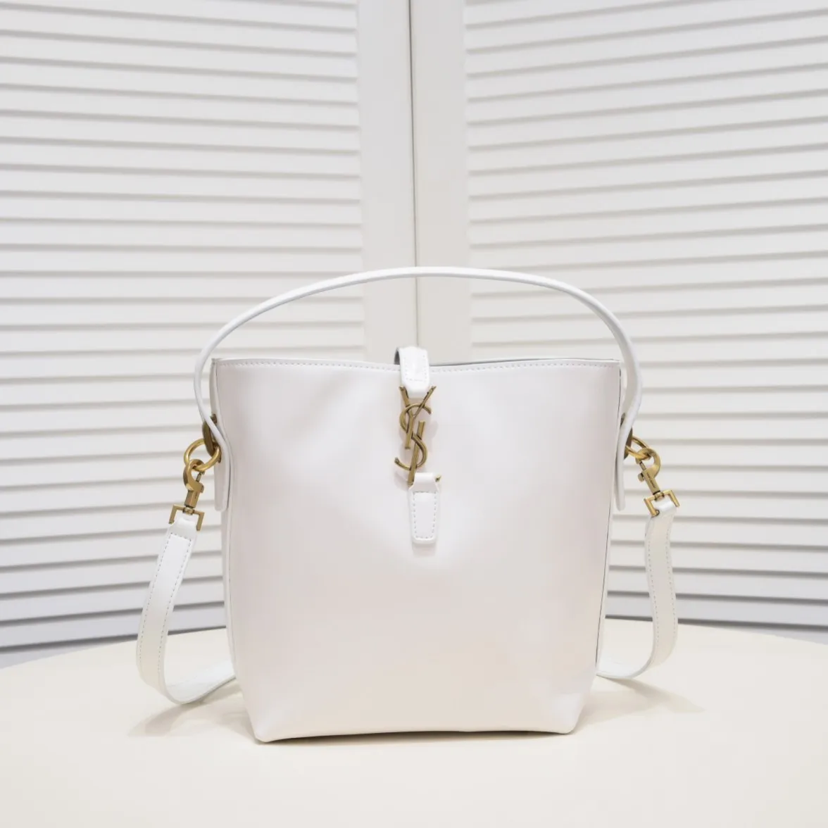 💰440￥YSL Saint Laurent shopping bag. I really have to admire that "she" is really beautiful. A must-have for street style beauties/street stylers, a must-have for fashionable women. New design, new fabric interpretation, new matte deerskin grained cowhide, great feel and texture. This chartered car has many lines. Our family pursues even alignment, super classy design, sufficient capacity, and a zippered secret pocket inside! .F It is ok to match various clothes or attend various occasions). Speed. Come get one. Highly recommended! Size: 25*21*10cm Coding: 8024