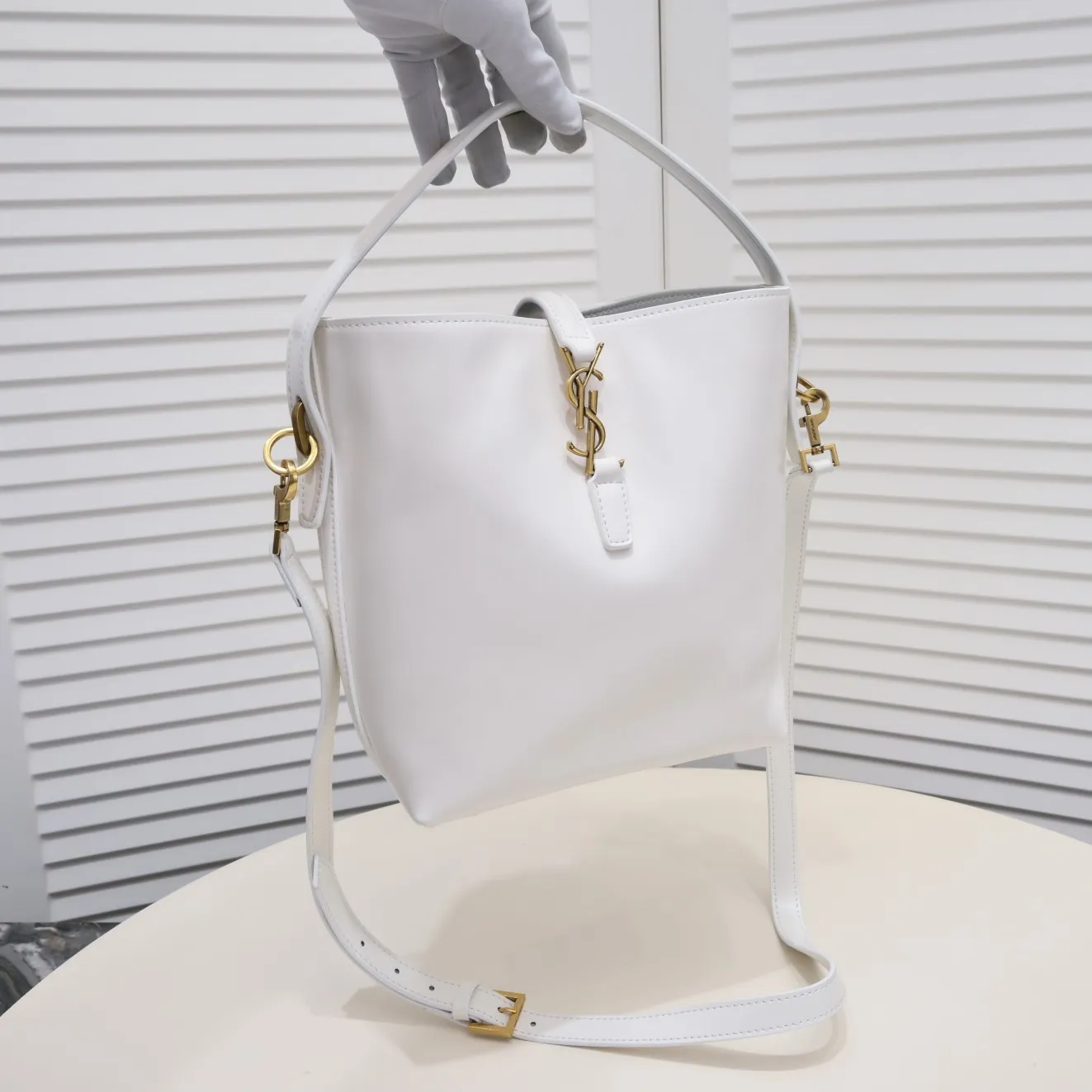 💰440￥YSL Saint Laurent shopping bag. I really have to admire that "she" is really beautiful. A must-have for street style beauties/street stylers, a must-have for fashionable women. New design, new fabric interpretation, new matte deerskin grained cowhide, great feel and texture. This chartered car has many lines. Our family pursues even alignment, super classy design, sufficient capacity, and a zippered secret pocket inside! .F It is ok to match various clothes or attend various occasions). Speed. Come get one. Highly recommended! Size: 25*21*10cm Coding: 8024