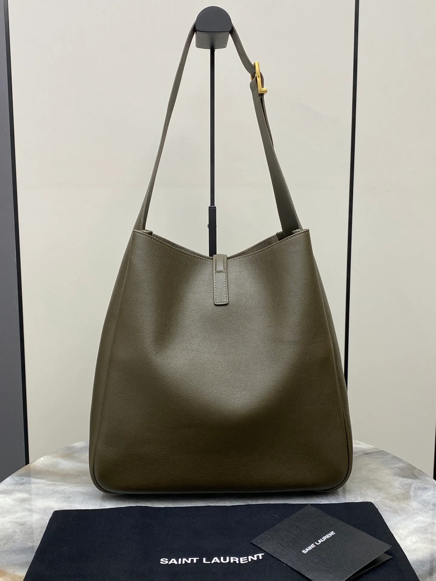 💰1900 Green plain/antique gold 🌈LE5A7 large smooth leather soft handbag, the same style as the Korean star Hobo!! This year’s extremely popular armpit bag Y Family is late but it’s here! ! The outline of the bag is simple and three-dimensional, and it looks stiff but not too sharp. Paired with the brand's iconic plug-in buckle, the overall look gives it a unique temperament that is both classic and elegant, yet also fashionable and modern. 20230950 Model: 753837 [original leather] Size: 30x31x13cm