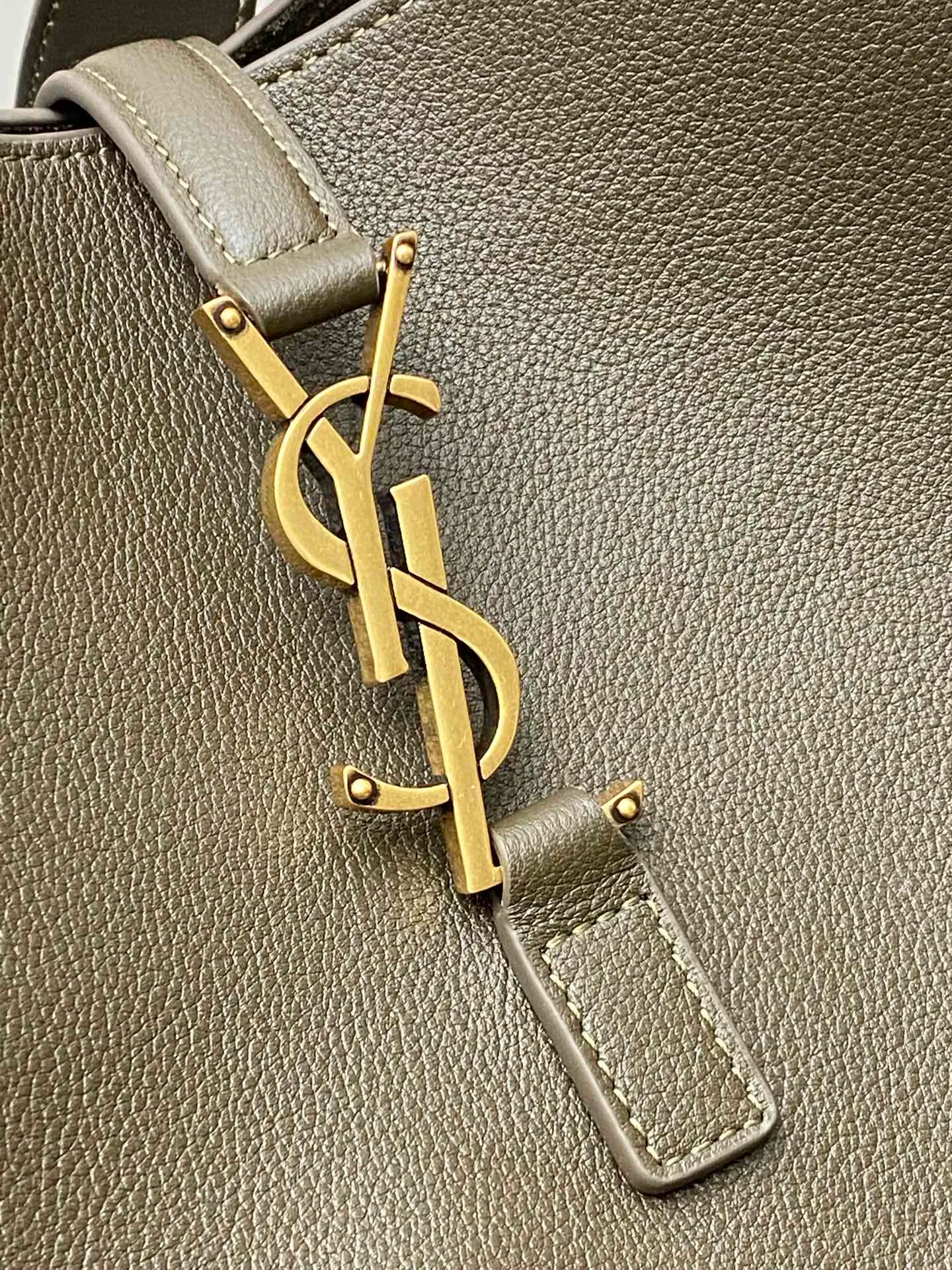 💰1900 Green plain/antique gold 🌈LE5A7 large smooth leather soft handbag, the same style as the Korean star Hobo!! This year’s extremely popular armpit bag Y Family is late but it’s here! ! The outline of the bag is simple and three-dimensional, and it looks stiff but not too sharp. Paired with the brand's iconic plug-in buckle, the overall look gives it a unique temperament that is both classic and elegant, yet also fashionable and modern. 20230950 Model: 753837 [original leather] Size: 30x31x13cm