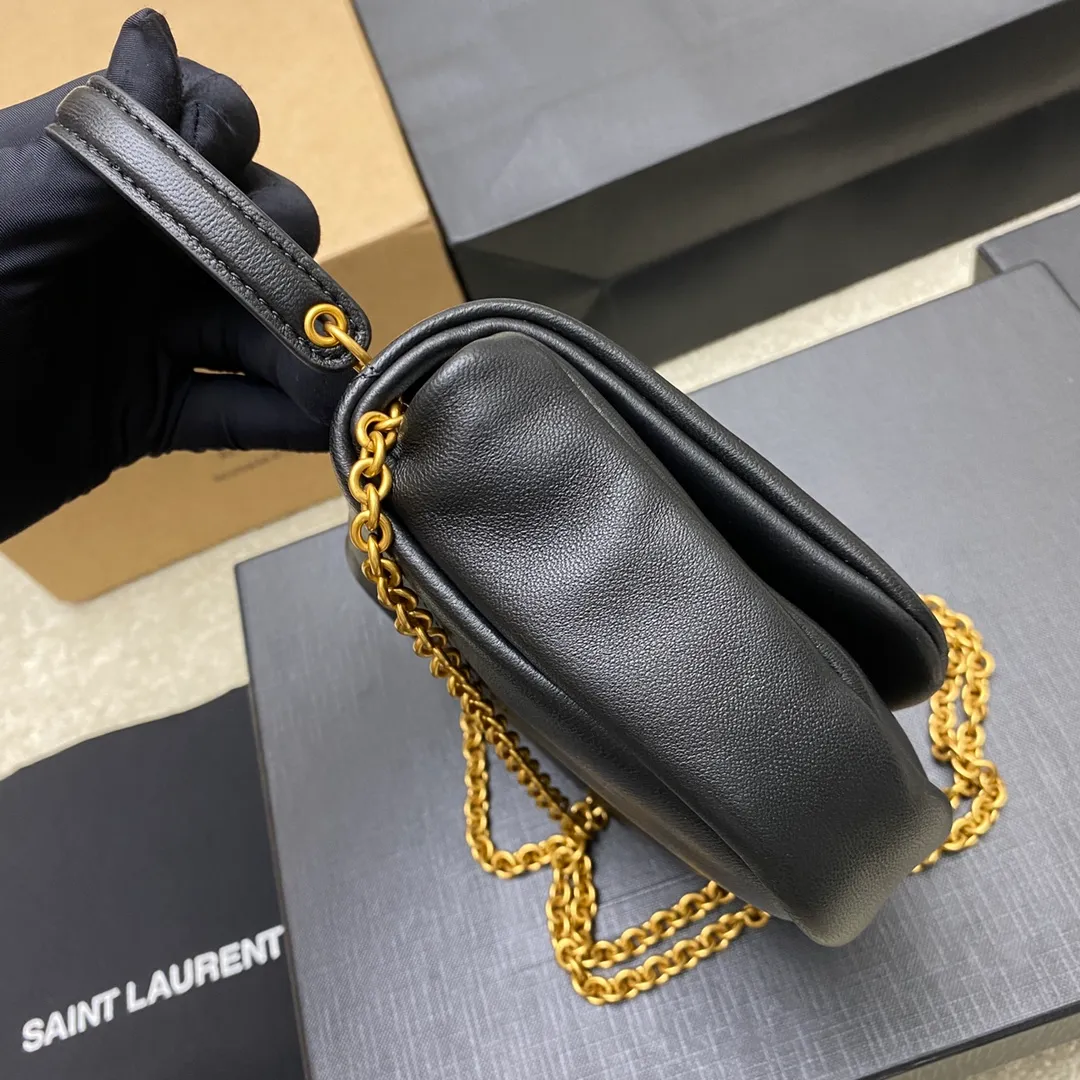 💰1260 black sheepskin/antique gold 🌈New JAMIE mini original sheepskin handbag! Bag in soft nappa leather with CARRE RIVE GAUCHE crepe topstitching. Lightweight and compact, with an adjustable sliding shoulder strap, it can be worn in a variety of ways. The bag is designed with a classic retro distressed version. It is very beautiful and fashionable, versatile for commuting, unexpectedly light and very practical! Even though it has a small capacity, it can definitely be carried by hand, on one shoulder or cross-body! Definitely not a small waste bag😎20240630 Model: 801362 [original leather] Size: 16x11x4cm