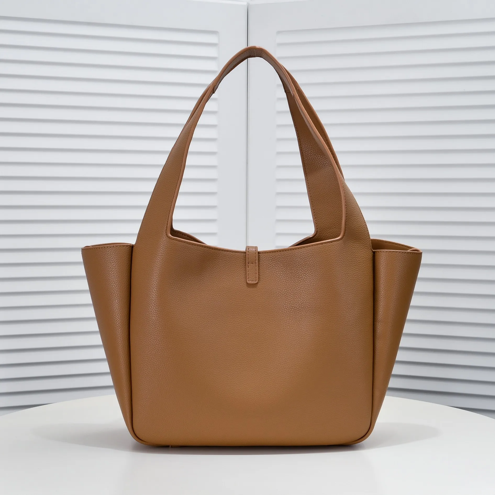 💰500￥106 Autumn and Winter Hot Style🔥🔥 YSL's latest Bea tote bag🔥 The whole street is lazy and casual, French style, neat and generous, full screen simple and high-end texture, internal design double compartment zipper, large capacity, unexpectedly light and practical, deformable design, dual-use in one bag Material: imported cowhide Size: 32-28-14cm Style number: 8027