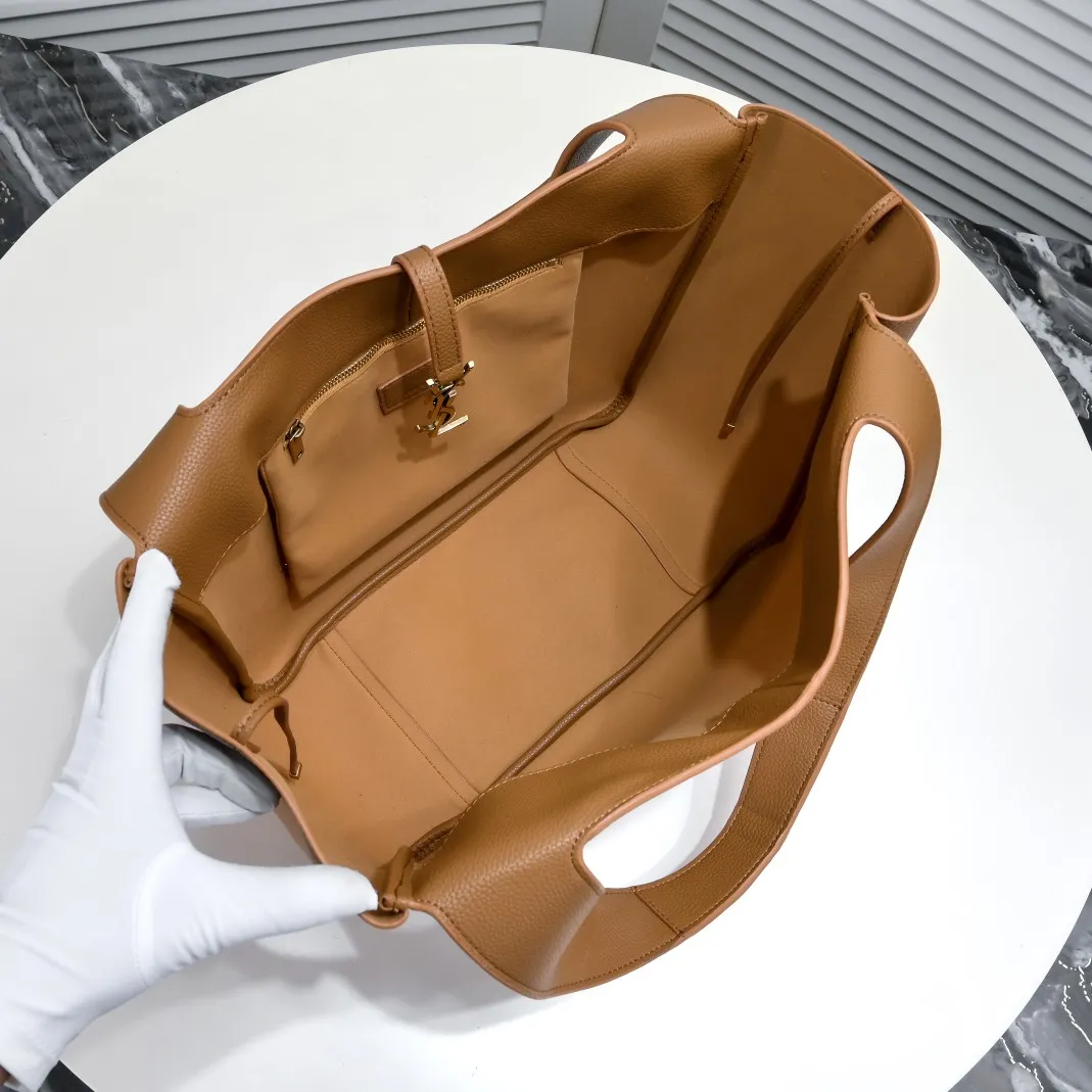 💰500￥106 Autumn and Winter Hot Style🔥🔥 YSL's latest Bea tote bag🔥 The whole street is lazy and casual, French style, neat and generous, full screen simple and high-end texture, internal design double compartment zipper, large capacity, unexpectedly light and practical, deformable design, dual-use in one bag Material: imported cowhide Size: 32-28-14cm Style number: 8027