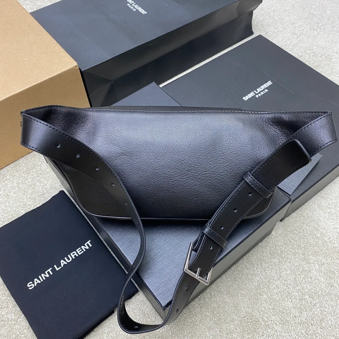 💰1240 Black Goat/Silver (waist bag) 🌈The latest big logo waist bag from Y’s counter👑Using high-grade caviar leather pattern, customized exclusive hardware, exclusive to the market😎The shape is the original semi-circular bag body, and the leather shoulder strap is equipped with an adjustment buckle, suitable for both fat and thin! It can also be adjusted into a chest bag or crossbody bag [Celebration], which increases the functionality of the bag! There are no other compartments in the bag except for 3 card slots and a cash slot, so you can use it casually without any constraints👍20240630 Model: 569737 [original leather] Size: 25x14x3.5cm