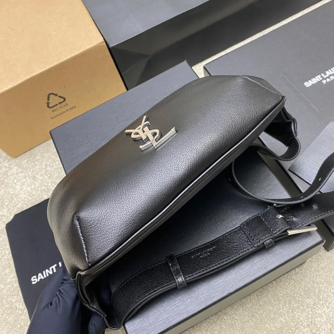 💰1240 Black Goat/Silver (waist bag) 🌈The latest big logo waist bag from Y’s counter👑Using high-grade caviar leather pattern, customized exclusive hardware, exclusive to the market😎The shape is the original semi-circular bag body, and the leather shoulder strap is equipped with an adjustment buckle, suitable for both fat and thin! It can also be adjusted into a chest bag or crossbody bag [Celebration], which increases the functionality of the bag! There are no other compartments in the bag except for 3 card slots and a cash slot, so you can use it casually without any constraints👍20240630 Model: 569737 [original leather] Size: 25x14x3.5cm
