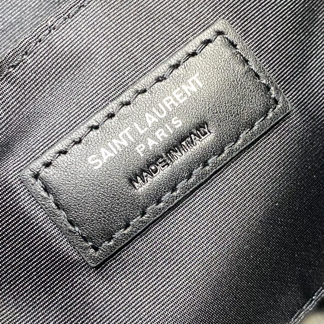 💰1240 Black Goat/Silver (waist bag) 🌈The latest big logo waist bag from Y’s counter👑Using high-grade caviar leather pattern, customized exclusive hardware, exclusive to the market😎The shape is the original semi-circular bag body, and the leather shoulder strap is equipped with an adjustment buckle, suitable for both fat and thin! It can also be adjusted into a chest bag or crossbody bag [Celebration], which increases the functionality of the bag! There are no other compartments in the bag except for 3 card slots and a cash slot, so you can use it casually without any constraints👍20240630 Model: 569737 [original leather] Size: 25x14x3.5cm