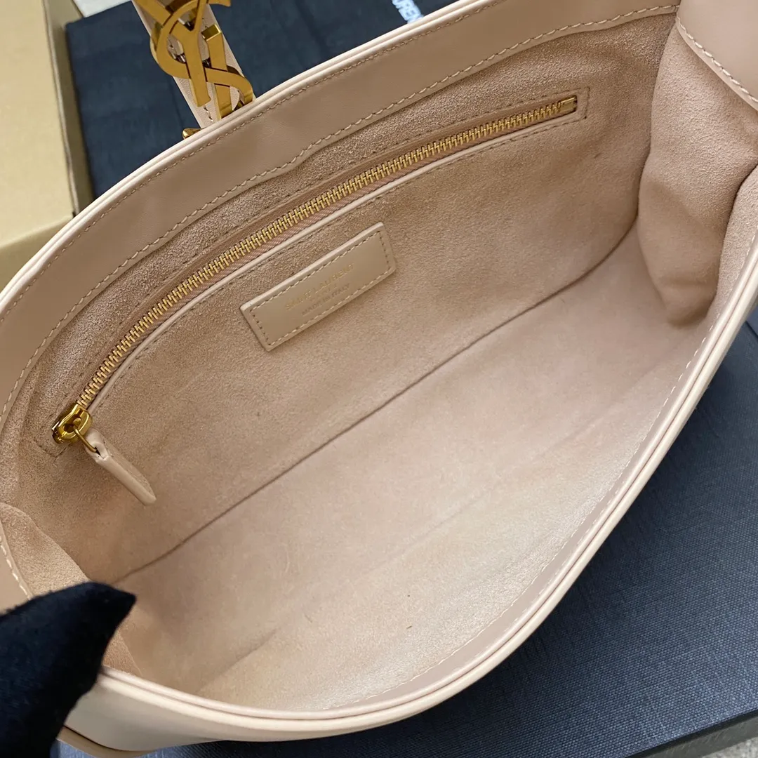 Apricot plain/gold buckle 🌈2022 spring and summer new armpit bag 🔥One of this year's treasure bags 👍Minimalist shape + metal logo buckle opening and closing design Adjustable shoulder strap Simple, beautiful and high-end feel The bag is light and easy to match The wife is so beautiful✨The bag has sufficient capacity💋20220680 Model: 657228 [Original leather] Size: 24.5*14*6cm