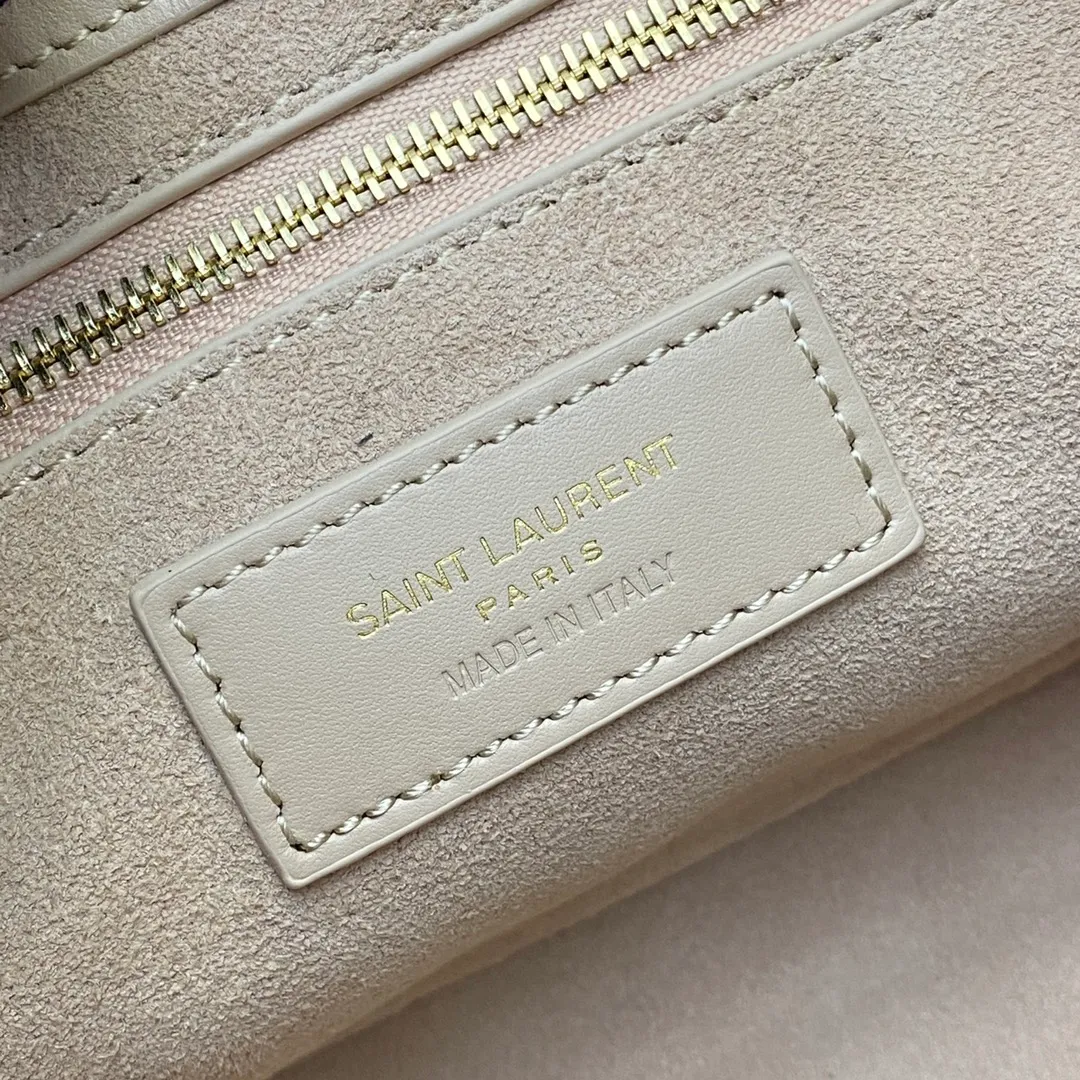 Apricot plain/gold buckle 🌈2022 spring and summer new armpit bag 🔥One of this year's treasure bags 👍Minimalist shape + metal logo buckle opening and closing design Adjustable shoulder strap Simple, beautiful and high-end feel The bag is light and easy to match The wife is so beautiful✨The bag has sufficient capacity💋20220680 Model: 657228 [Original leather] Size: 24.5*14*6cm