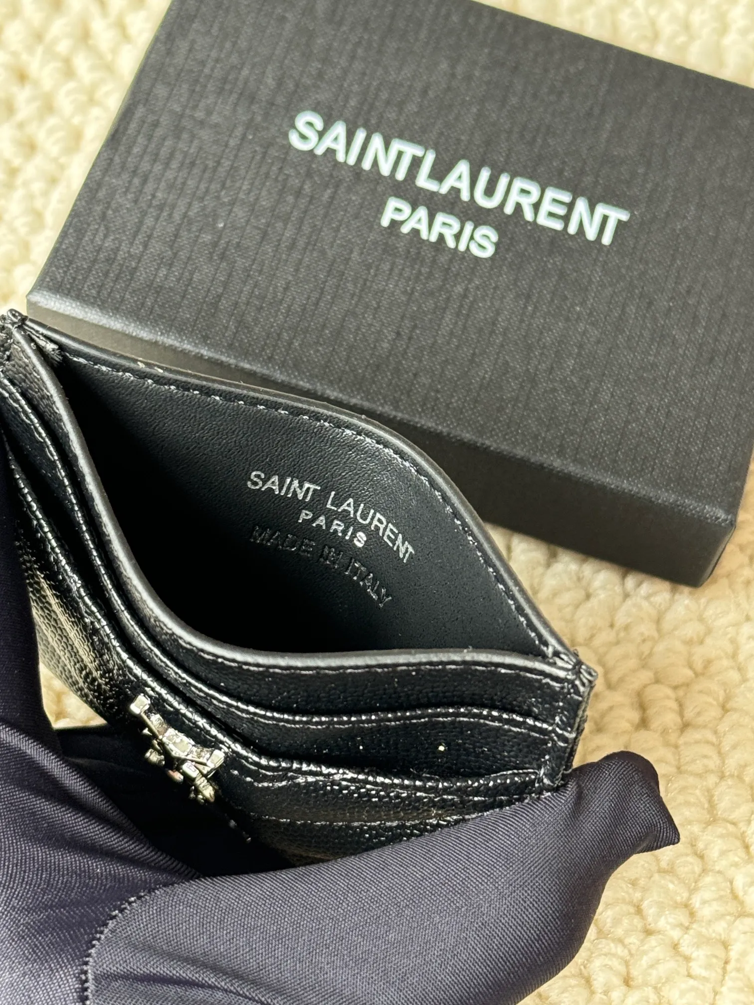 💰100 ysl Yves Saint Laurent's most classic genuine card bag, with sheepskin microfiber lining, jacquard embossed stitching sheepskin credit card holder, metal interlocking YSL logo original single-pair hardware, copied details Style number: 423291 Size: 10.5×7.5×0.5cm