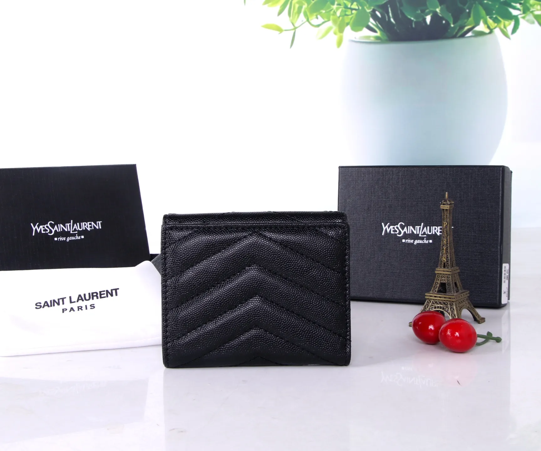 P170 Style No.: 802 Brand: Saint Laurent Color: Black Maroon Size: 11*10*2 Description: The 2021 YSL counter autumn and winter new styles are now available! Made of genuine leather with tuna pattern, the workmanship is exquisite, comparable to that of the counters! Multifunctional small wallet, super practical!