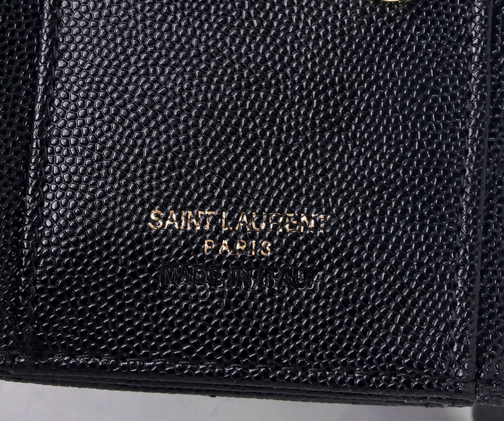 P170 Style No.: 802 Brand: Saint Laurent Color: Black Maroon Size: 11*10*2 Description: The 2021 YSL counter autumn and winter new styles are now available! Made of genuine leather with tuna pattern, the workmanship is exquisite, comparable to that of the counters! Multifunctional small wallet, super practical!