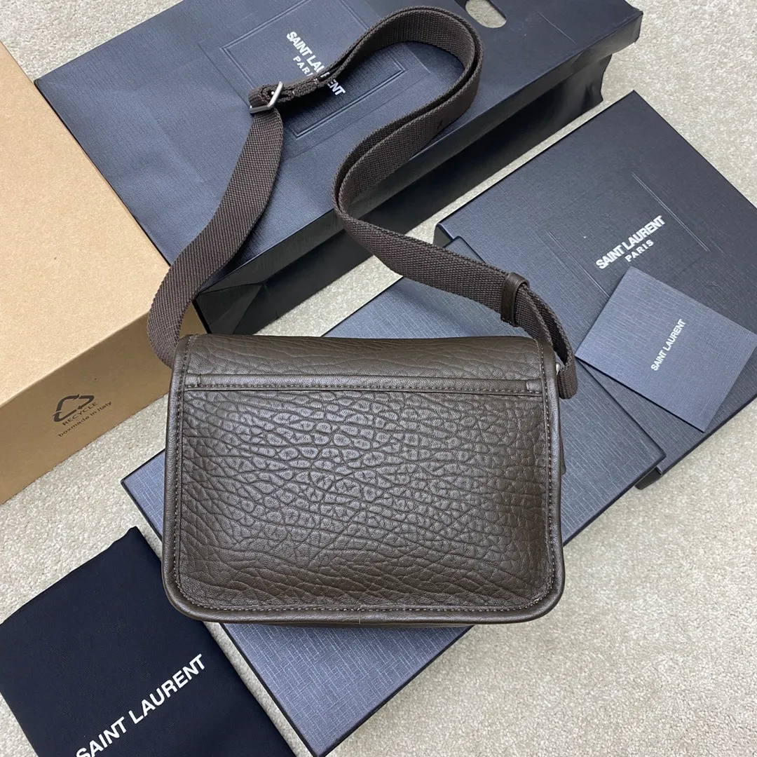 💰1560 elephant pattern green/antique silver 🌈New Niki grained sheepskin small messenger bag. Adjustable shoulder strap, lightweight and practical, two compartments, one large flat pocket on the back, cotton lining, magnetic snap closure! The entire bag shape is casual and lazy, high-end and natural, extremely high-end 👑Suitable for various styles~Can be used by both men and women👍20240720 Model: 776611 [original leather] Size: 21x15x6cm