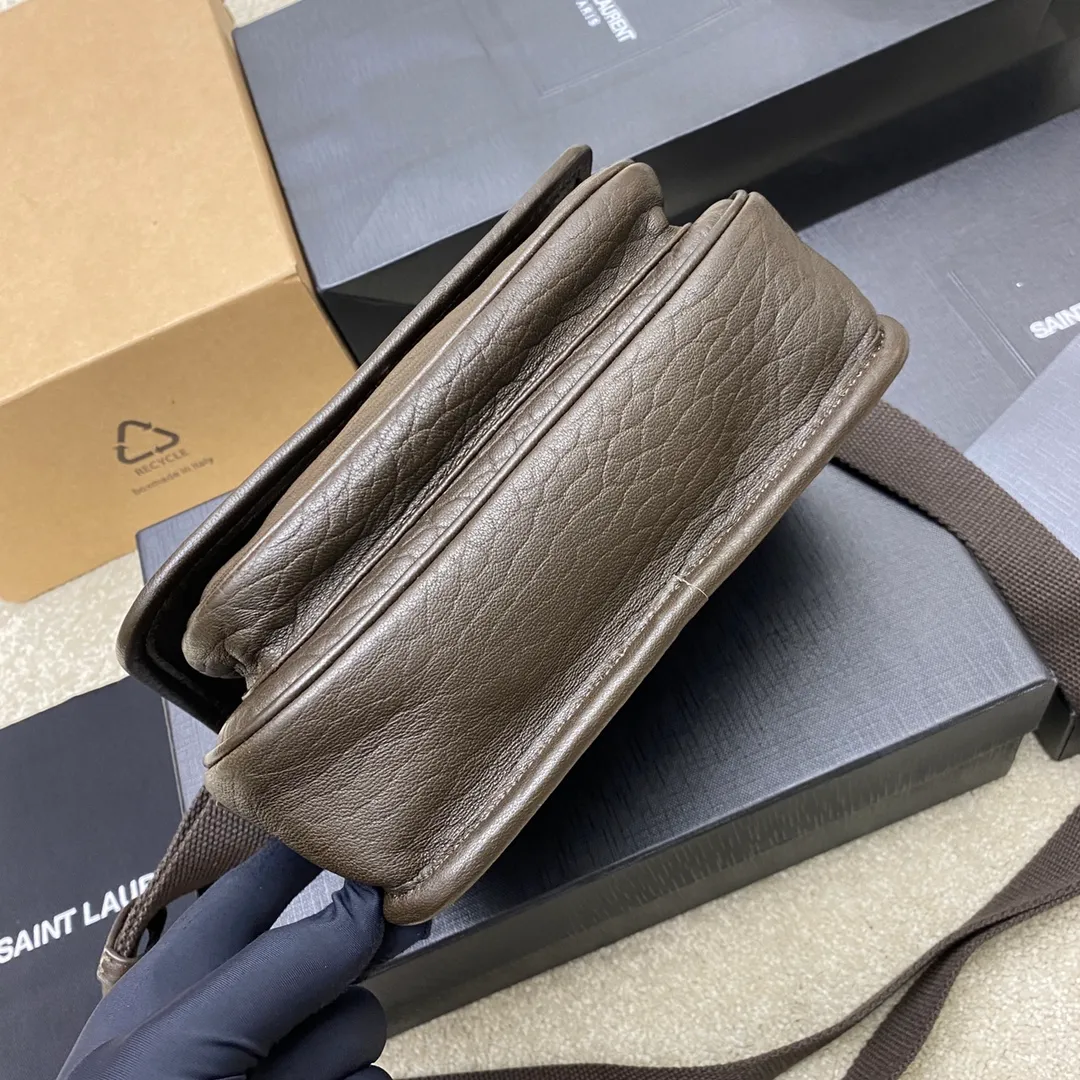 💰1560 elephant pattern green/antique silver 🌈New Niki grained sheepskin small messenger bag. Adjustable shoulder strap, lightweight and practical, two compartments, one large flat pocket on the back, cotton lining, magnetic snap closure! The entire bag shape is casual and lazy, high-end and natural, extremely high-end 👑Suitable for various styles~Can be used by both men and women👍20240720 Model: 776611 [original leather] Size: 21x15x6cm