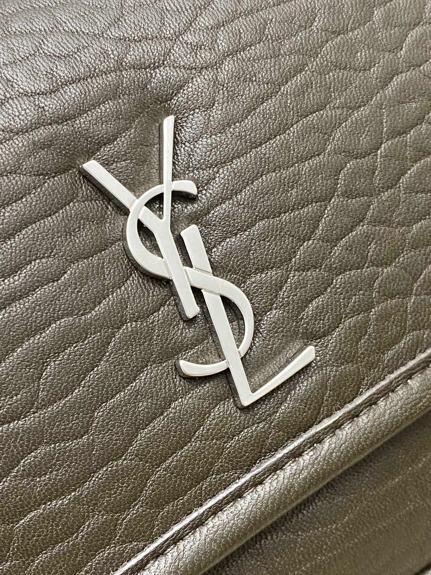 💰1560 elephant pattern green/antique silver 🌈New Niki grained sheepskin small messenger bag. Adjustable shoulder strap, lightweight and practical, two compartments, one large flat pocket on the back, cotton lining, magnetic snap closure! The entire bag shape is casual and lazy, high-end and natural, extremely high-end 👑Suitable for various styles~Can be used by both men and women👍20240720 Model: 776611 [original leather] Size: 21x15x6cm