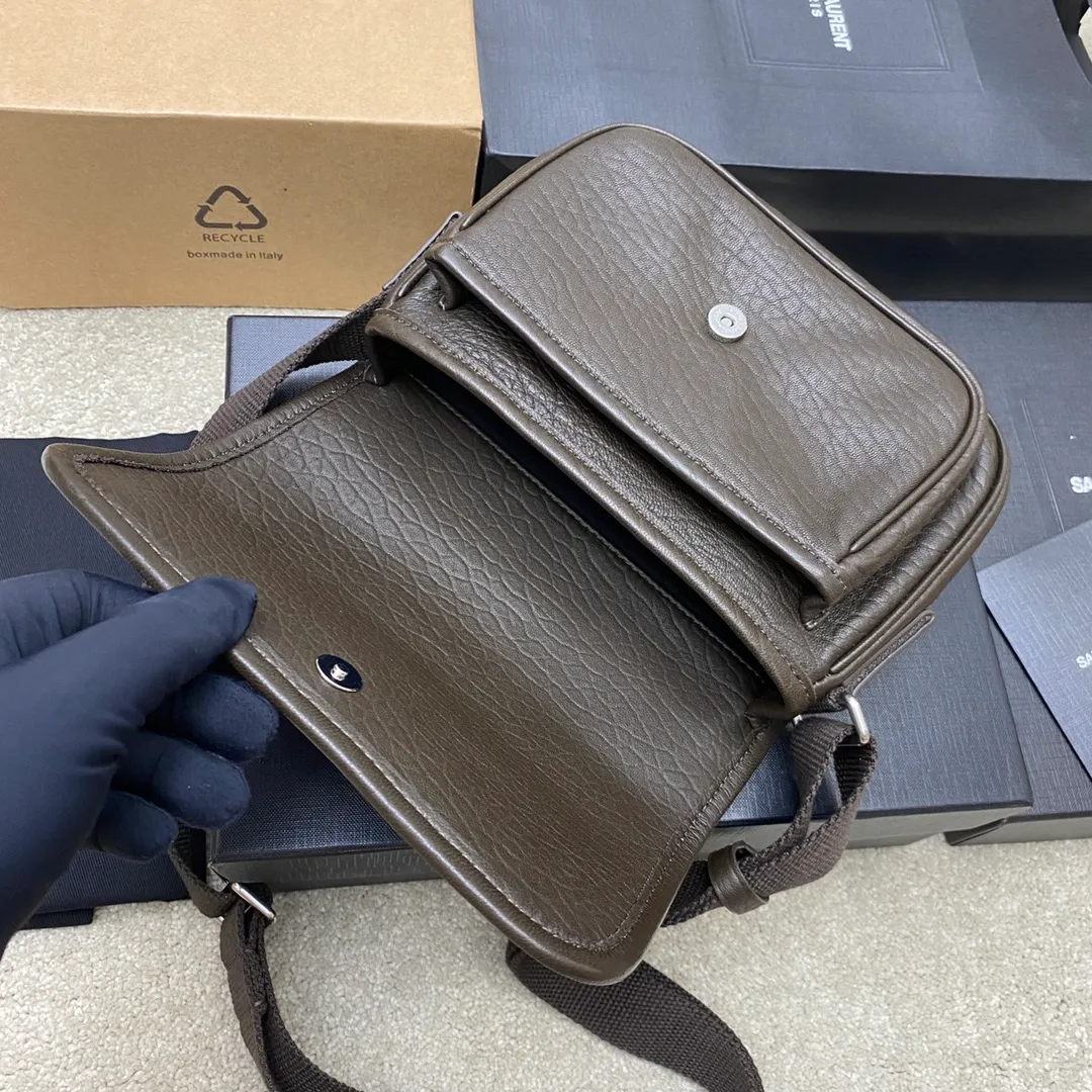 💰1560 elephant pattern green/antique silver 🌈New Niki grained sheepskin small messenger bag. Adjustable shoulder strap, lightweight and practical, two compartments, one large flat pocket on the back, cotton lining, magnetic snap closure! The entire bag shape is casual and lazy, high-end and natural, extremely high-end 👑Suitable for various styles~Can be used by both men and women👍20240720 Model: 776611 [original leather] Size: 21x15x6cm