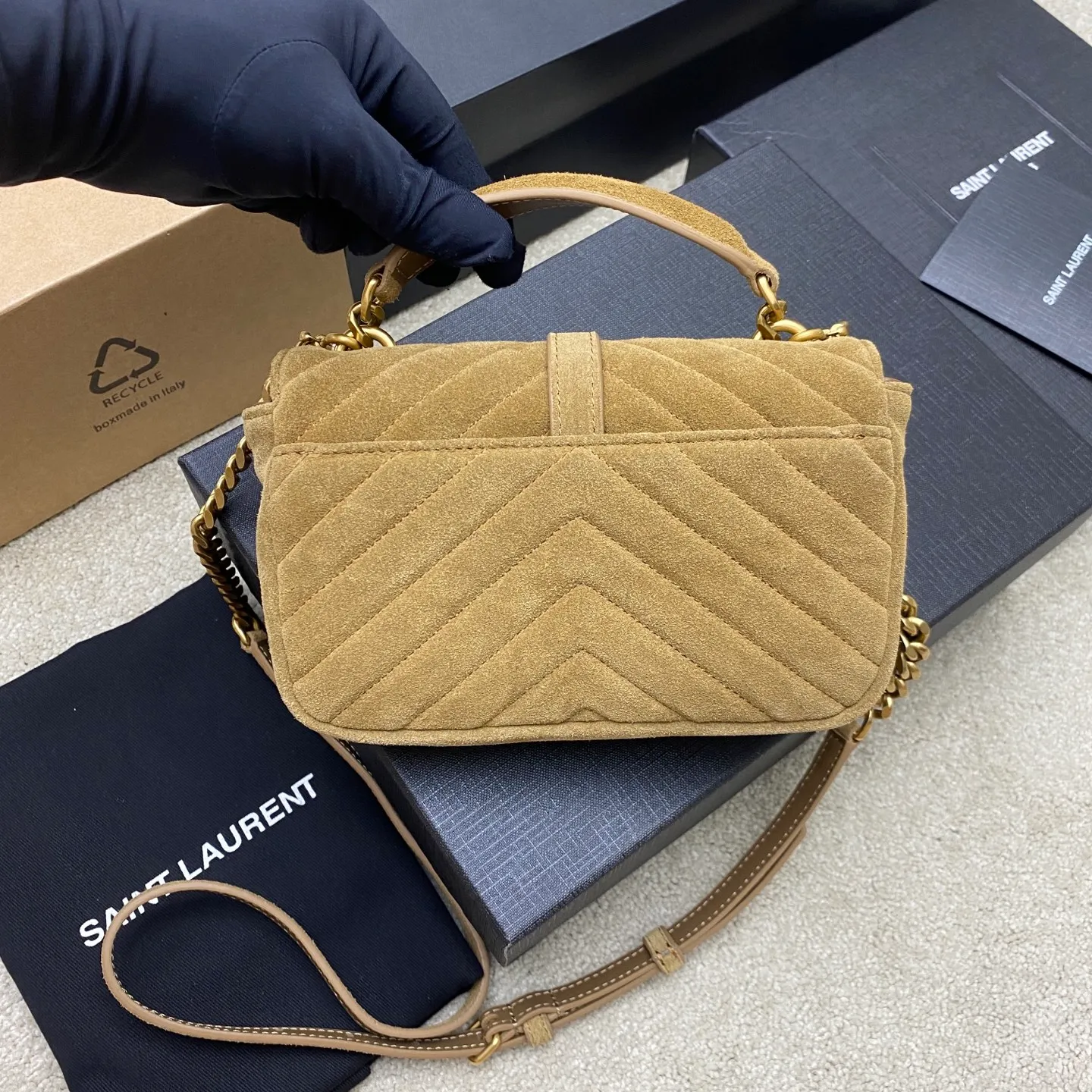 Gold leaf brown/antique gold 🌈The new College nubuck leather mini messenger bag😘The multi-functional item is equipped with a top handle and a detachable leather spliced ​​chain long shoulder strap. It is classic and more casual. It has various concave shapes and is recommended for everyone! The retro waxed leather is really super nice👍20250690 Style number: 779430 [original leather] Size: 20x13x3cm