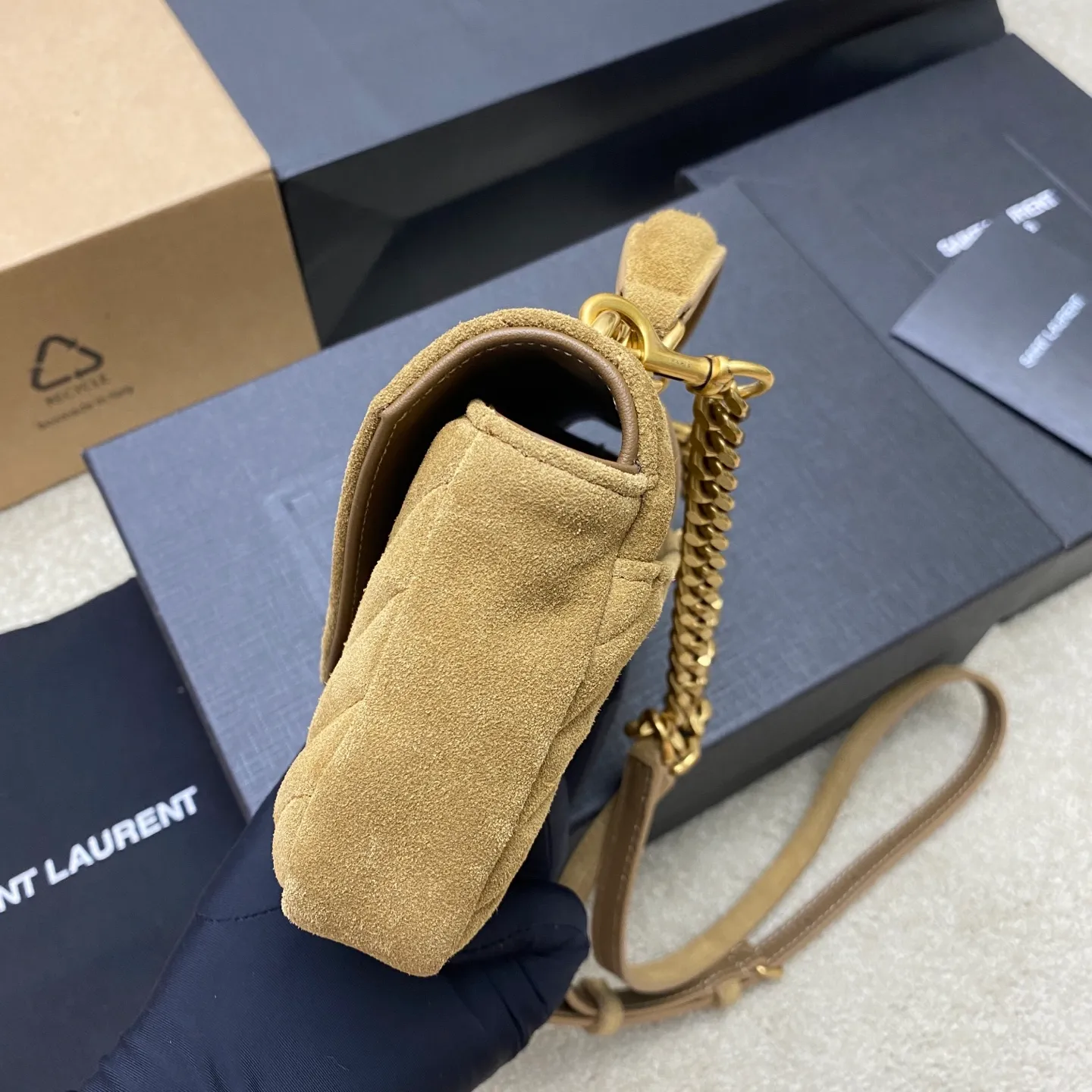 Gold leaf brown/antique gold 🌈The new College nubuck leather mini messenger bag😘The multi-functional item is equipped with a top handle and a detachable leather spliced ​​chain long shoulder strap. It is classic and more casual. It has various concave shapes and is recommended for everyone! The retro waxed leather is really super nice👍20250690 Style number: 779430 [original leather] Size: 20x13x3cm