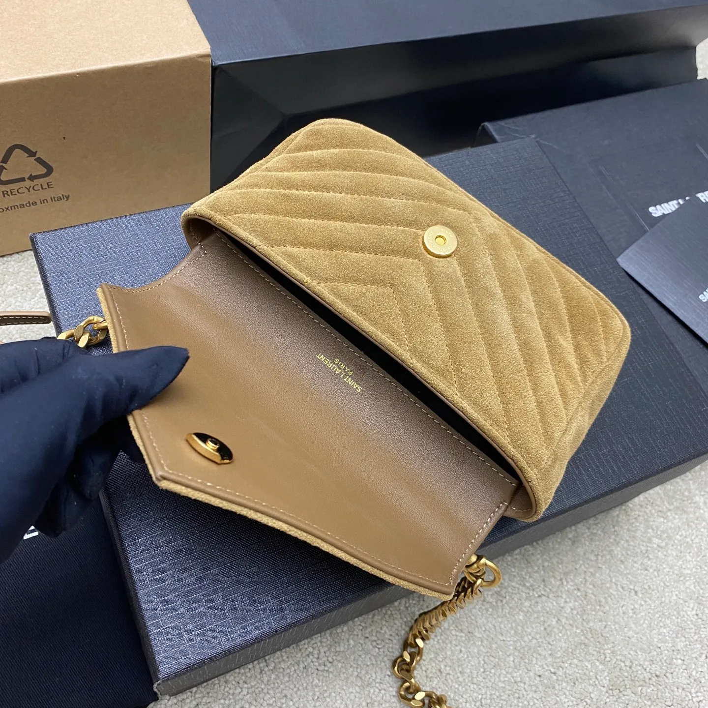 Gold leaf brown/antique gold 🌈The new College nubuck leather mini messenger bag😘The multi-functional item is equipped with a top handle and a detachable leather spliced ​​chain long shoulder strap. It is classic and more casual. It has various concave shapes and is recommended for everyone! The retro waxed leather is really super nice👍20250690 Style number: 779430 [original leather] Size: 20x13x3cm