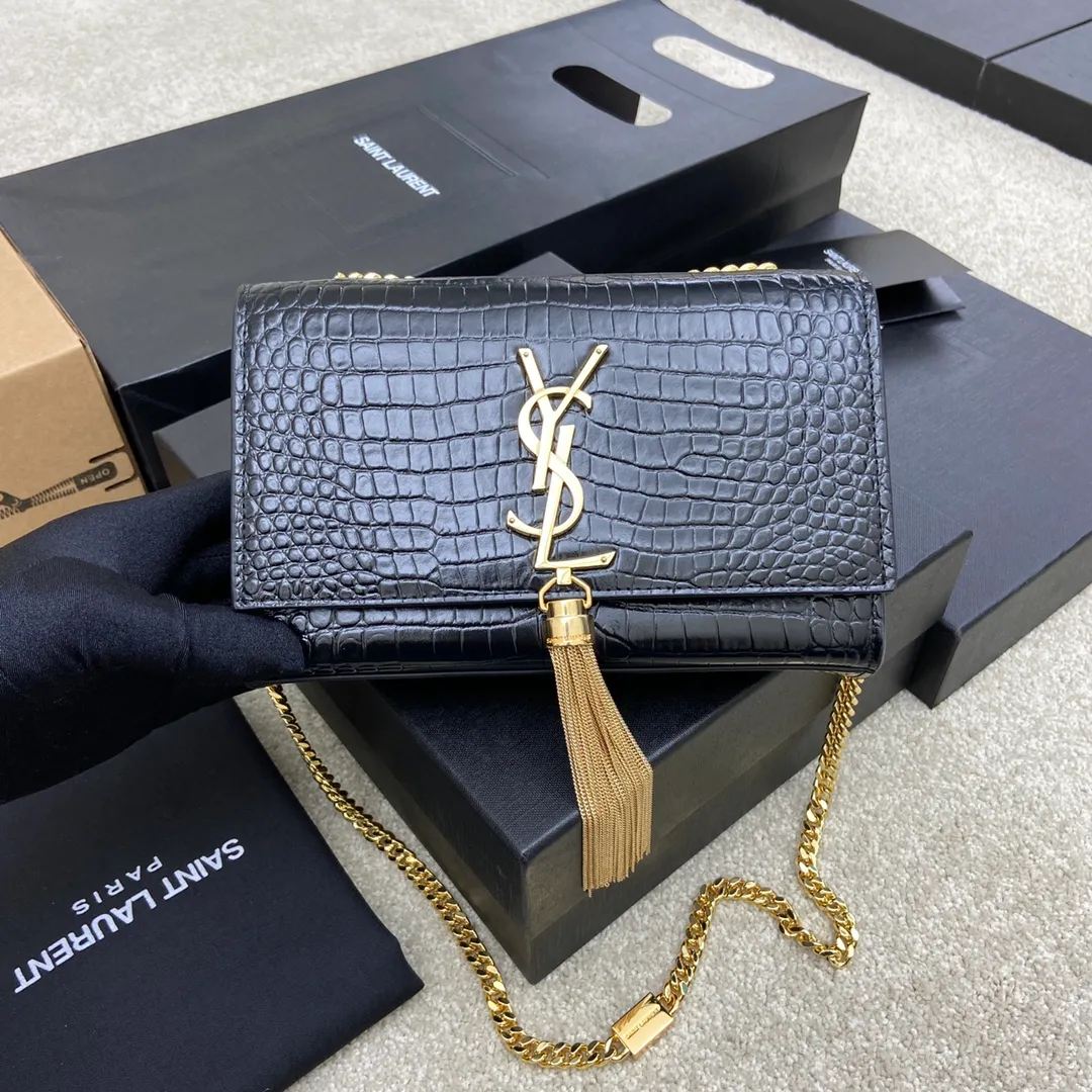 💰1260 Black crocodile pattern/gold buckle [original leather] 🌈KATE The most classic style and the most practical size. The core design of this series is the Y logo. Mr. Yves Saint Laurent invited poster artist Cassandre to design it. The three letters are superimposed, simple and avant-garde. High-quality crocodile pattern cowhide, wear-resistant and scratch-resistant! Definitely a timeless classic! No Y family tassel bag dares to say that they are fashionable👍20210630 Model: 377628 Size: 20*12.5*5cm