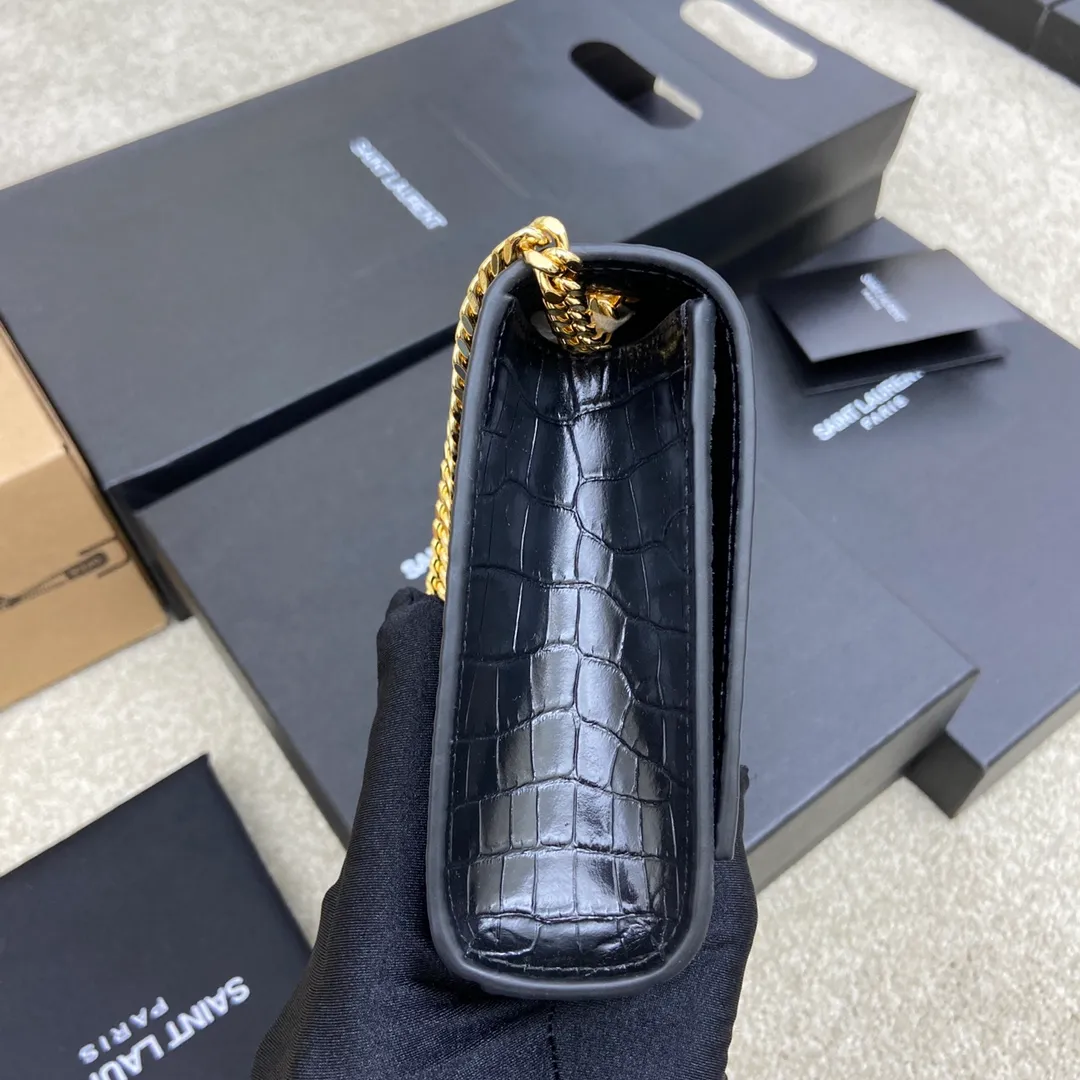 💰1260 Black crocodile pattern/gold buckle [original leather] 🌈KATE The most classic style and the most practical size. The core design of this series is the Y logo. Mr. Yves Saint Laurent invited poster artist Cassandre to design it. The three letters are superimposed, simple and avant-garde. High-quality crocodile pattern cowhide, wear-resistant and scratch-resistant! Definitely a timeless classic! No Y family tassel bag dares to say that they are fashionable👍20210630 Model: 377628 Size: 20*12.5*5cm