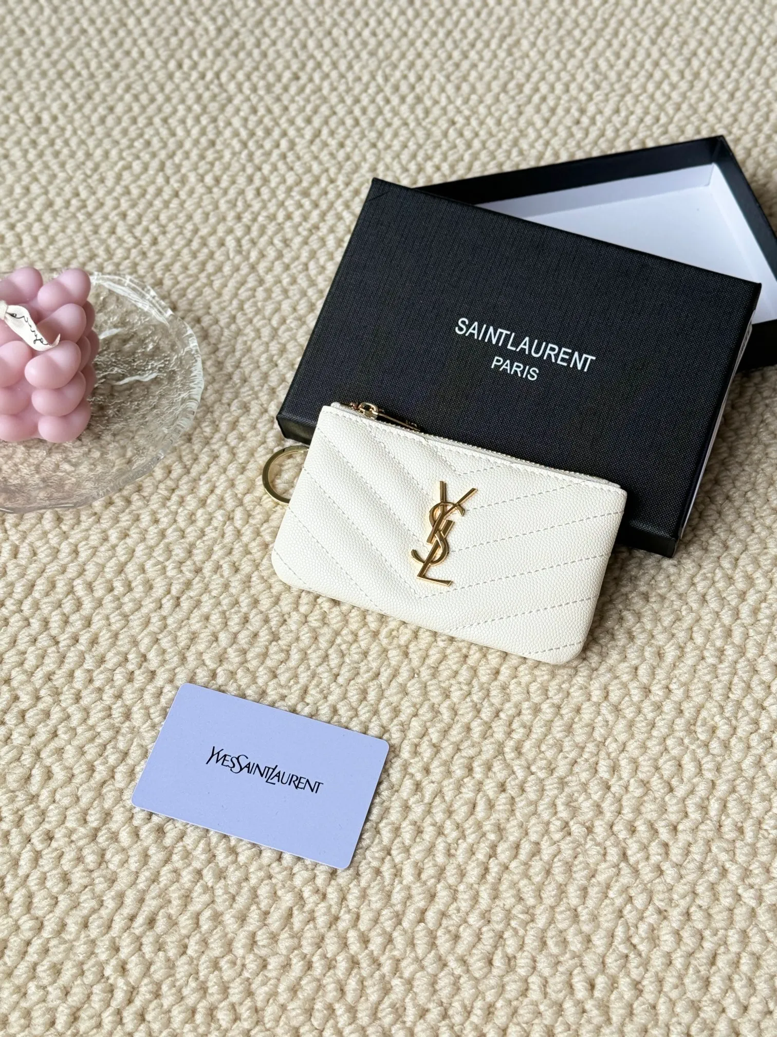💰140 The first key bag in the ysl series, a V-shaped chain bag, matching key ring, grosgrain lining, and exquisite hardware make this small leather goods particularly good. It can be used as a key bag or coin purse, suitable for men and women. Great for giving as a gift or for personal use! Style number: 438386 Size: 13x7.5x2cm