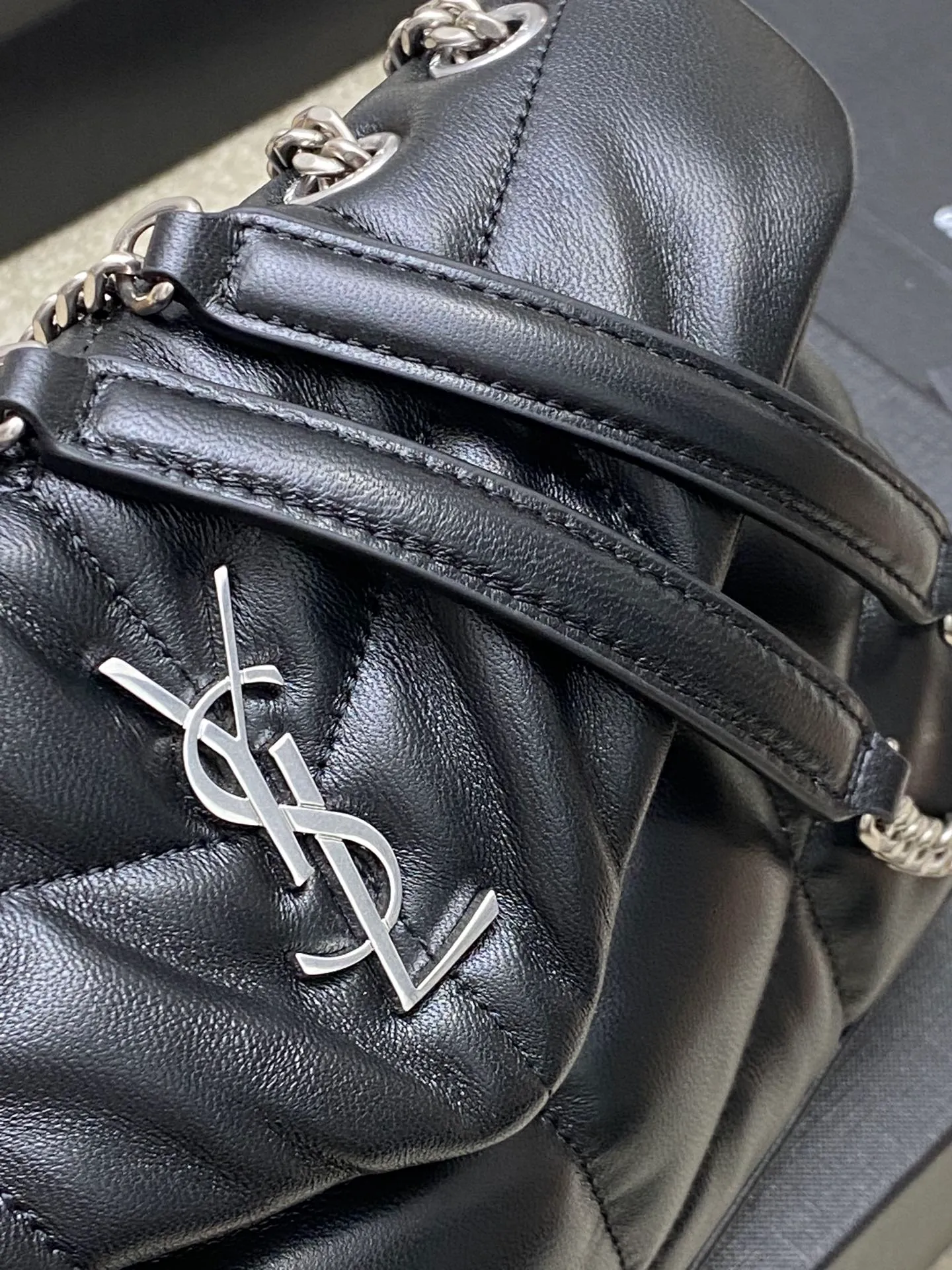 💰1440 black sheepskin/antique silver 🌈𝙇𝙤𝙪𝙇𝙤𝙪 𝙥𝙪𝙛𝙛𝙚𝙧～LOULOU PUFFER new mini double chain quilted lambskin bag, the latest mini size in the super popular style counter! Made of original ZP leather, it feels soft and delicate, and it is as cute as a marshmallow when you take it out! The bag has an inner zippered pocket for mobile phones and valuables, and a card slot for cards. Apart from this, there are no extra inner pockets. Although it is small, it has all the essentials and can be used as you like👍20230720 Model: 759337 [original leather] Size: 23x15.5x5.8cm