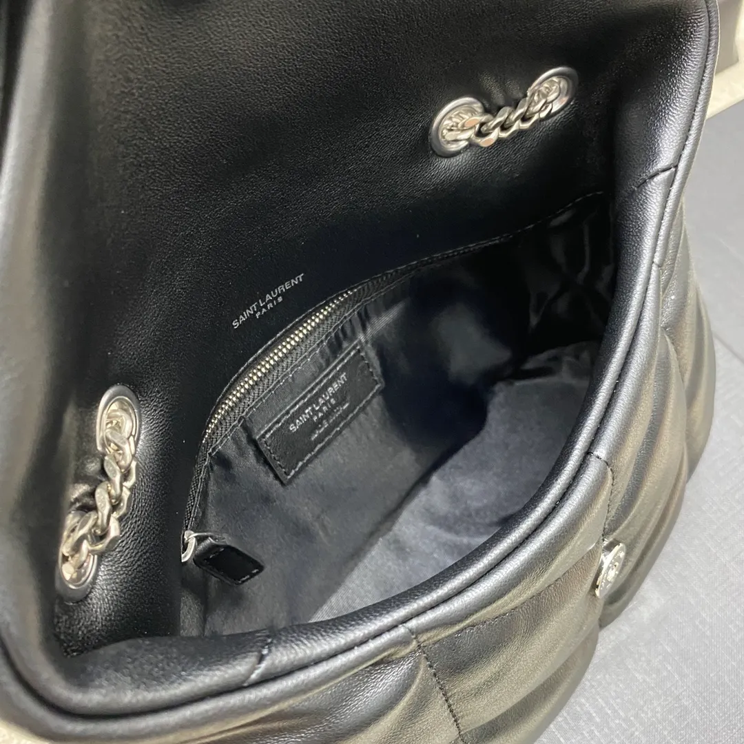 💰1440 black sheepskin/antique silver 🌈𝙇𝙤𝙪𝙇𝙤𝙪 𝙥𝙪𝙛𝙛𝙚𝙧～LOULOU PUFFER new mini double chain quilted lambskin bag, the latest mini size in the super popular style counter! Made of original ZP leather, it feels soft and delicate, and it is as cute as a marshmallow when you take it out! The bag has an inner zippered pocket for mobile phones and valuables, and a card slot for cards. Apart from this, there are no extra inner pockets. Although it is small, it has all the essentials and can be used as you like👍20230720 Model: 759337 [original leather] Size: 23x15.5x5.8cm
