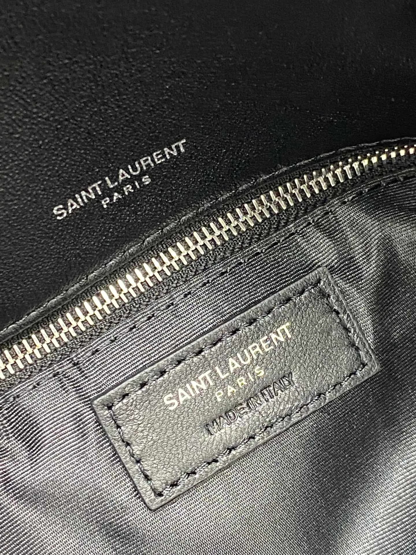 💰1440 black sheepskin/antique silver 🌈𝙇𝙤𝙪𝙇𝙤𝙪 𝙥𝙪𝙛𝙛𝙚𝙧～LOULOU PUFFER new mini double chain quilted lambskin bag, the latest mini size in the super popular style counter! Made of original ZP leather, it feels soft and delicate, and it is as cute as a marshmallow when you take it out! The bag has an inner zippered pocket for mobile phones and valuables, and a card slot for cards. Apart from this, there are no extra inner pockets. Although it is small, it has all the essentials and can be used as you like👍20230720 Model: 759337 [original leather] Size: 23x15.5x5.8cm
