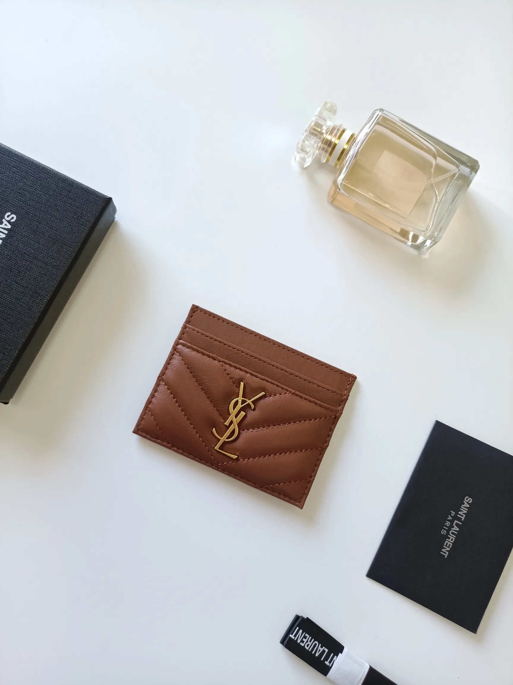 💰90 Saint Laurent new product shipped👉Genuine pickup bag, 🎀Sheep pattern microfiber lining, jacquard embossed stitching sheepskin credit card holder, metal interlocking YSL logo original single-pair hardware, replica details😋Style number: 423291😎Size: 10.5×7.5×0.5cm