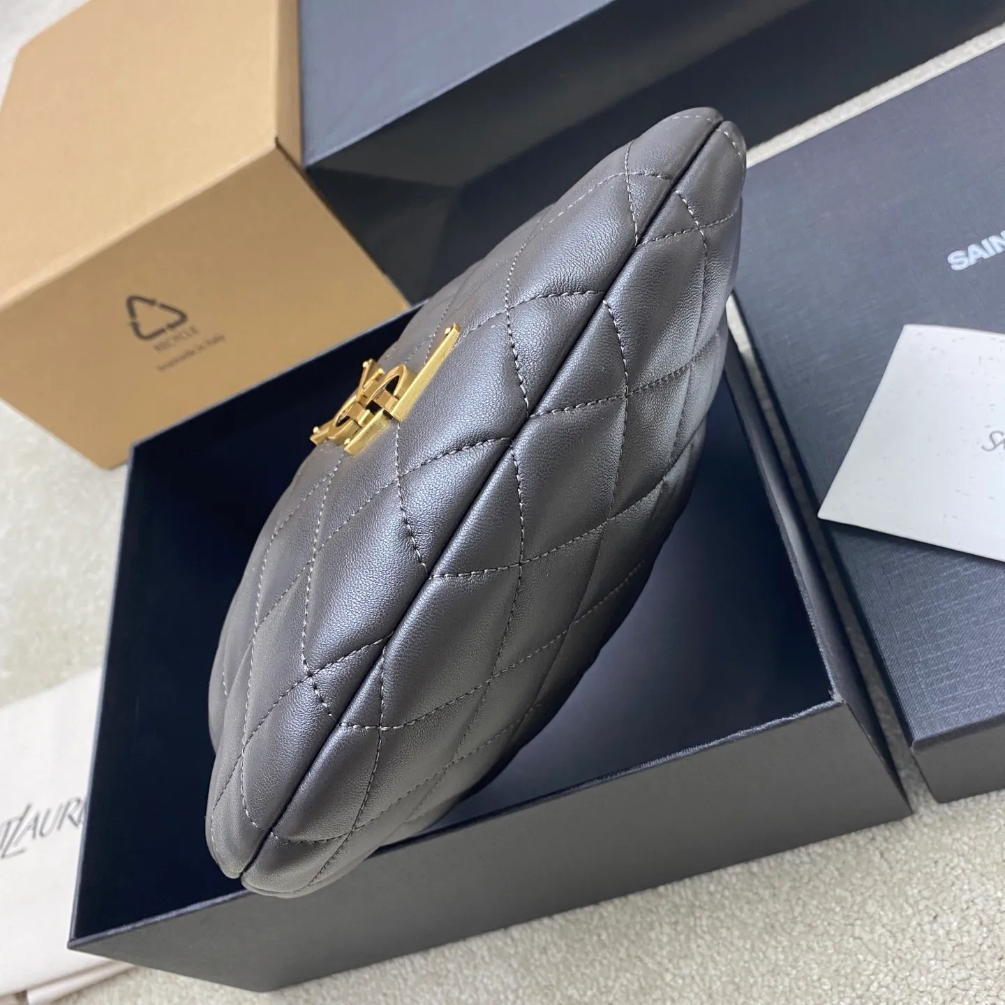 Urban gray sheepskin/gold 🌈ICARE baby nappa sheepskin handbag The much-anticipated croissant-shaped bag 🥐 makes its debut, embellished with the iconic metal logo, perfectly combining retro and modern feel, making it one of the most anticipated It Bags this season. Whether it's for daily outings or night parties, this bag can be easily carried! 20250750 Model: 851689 [original leather] Size: 17cm×18×4cm