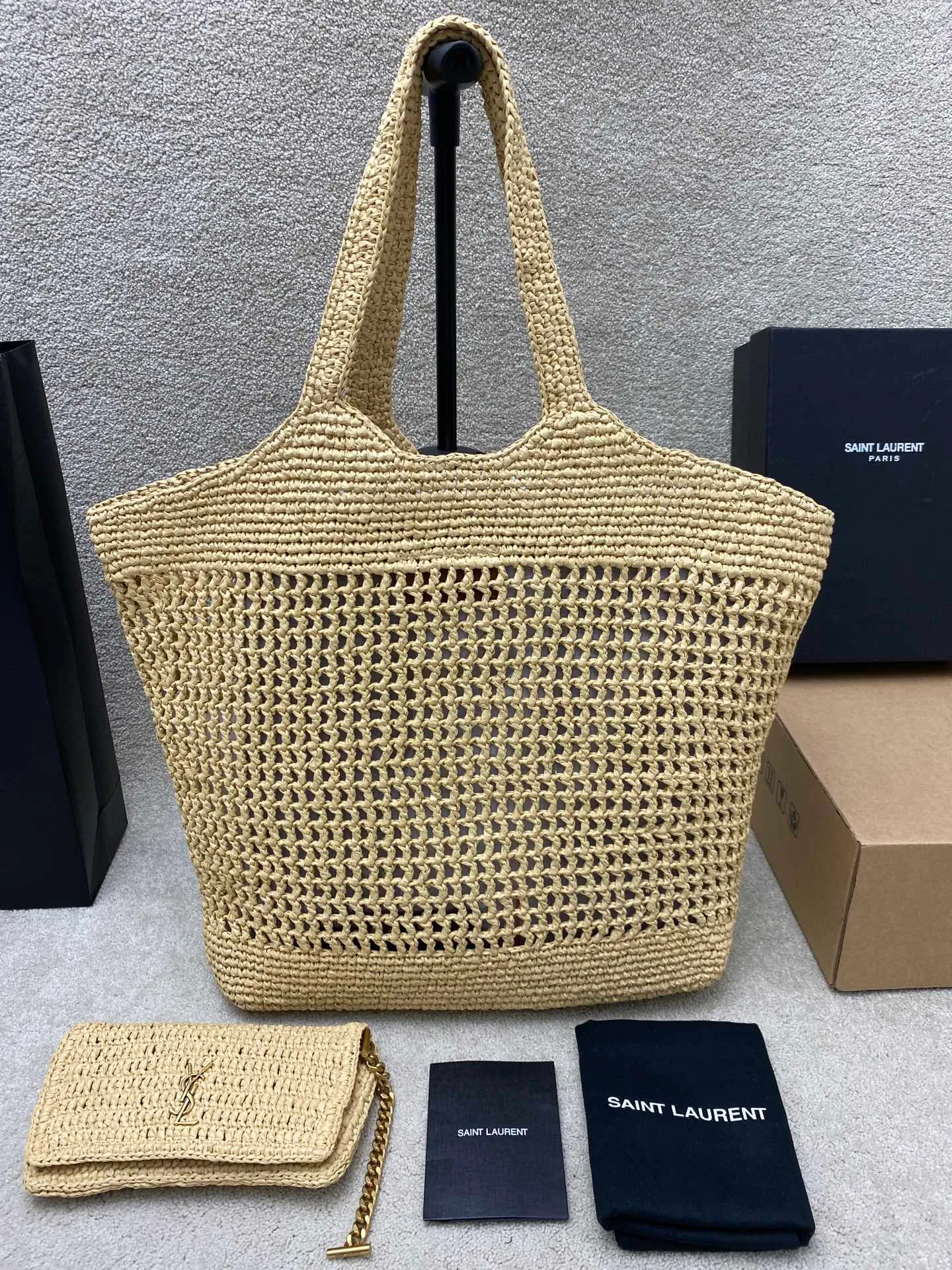 p2360 premium original factory woven raffia/gold 🌈ICARE_woven shopping bag is full of artistic flavor, the raffia weaving is very solid, French lazy style, smooth shape, with a simple big logo, high-end atmosphere and very photogenic. Large capacity, lightweight and versatile, it is my favorite bag when going out! It can be paired with fresh and casual, and you can just carry it with you on vacation👍20241050 Style number: 772191 [Braided raffia] Size: 37-55x43×5cm [This style does not come with packaging] Small bag size: 21.7x16.9x2cm